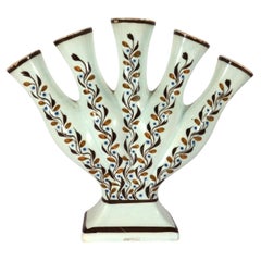 Jarrón de flores de cinco pétalos o «quintal» de loza inglesa «Pearlware» y «Prattware», de alrededor de 1800