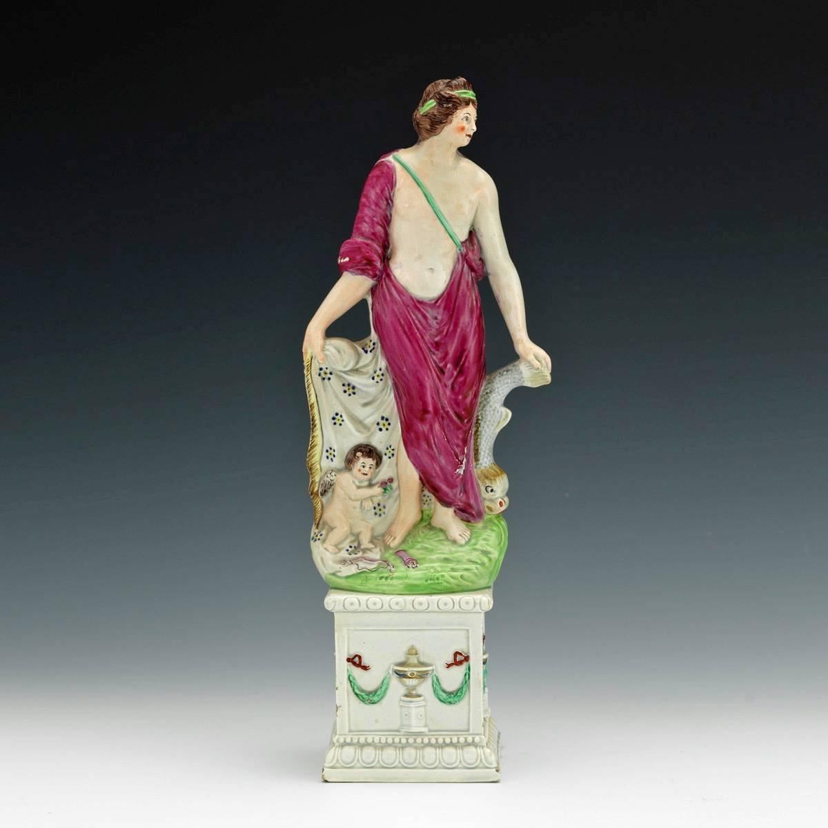Figure d'Aphrodite et Eros en perles, figure de Vénus et Cupidon attribuée à Neale & Co,
vers 1790.

La grande figure de Vénus ou d'Aphrodite en céramique perlée du début de l'Angleterre repose sa main gauche sur un dauphin et sa main droite