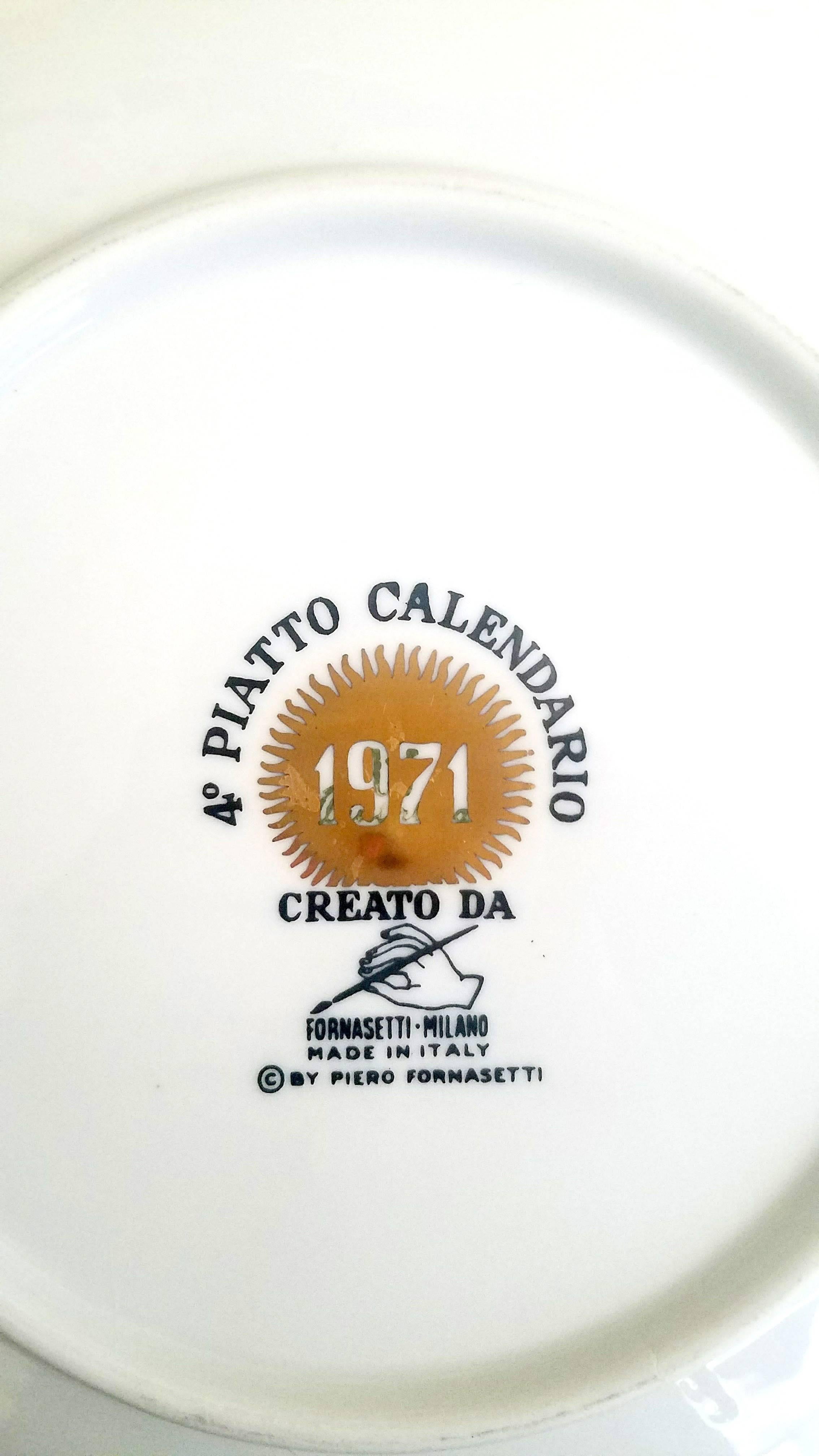 Piero Fornasetti calendar plate for 1971, 
4th in series.

The design of the 1971 Fornasetti calendar plate depicts a gilt crescent moon face on the right and a gilt human Sun face opposite with the words Happy, Gluck, Liches, Heureux, Felix,