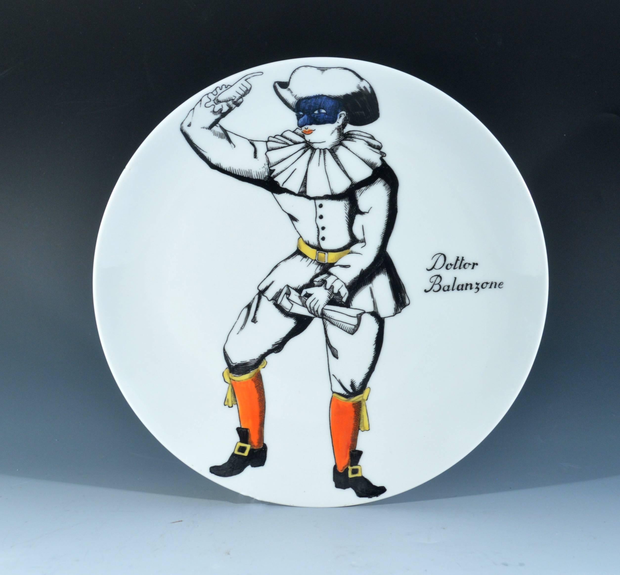 Assiettes en porcelaine italienne Commedia Dell'arte Maschere de Piero Fornasetti Bon état - En vente à Downingtown, PA