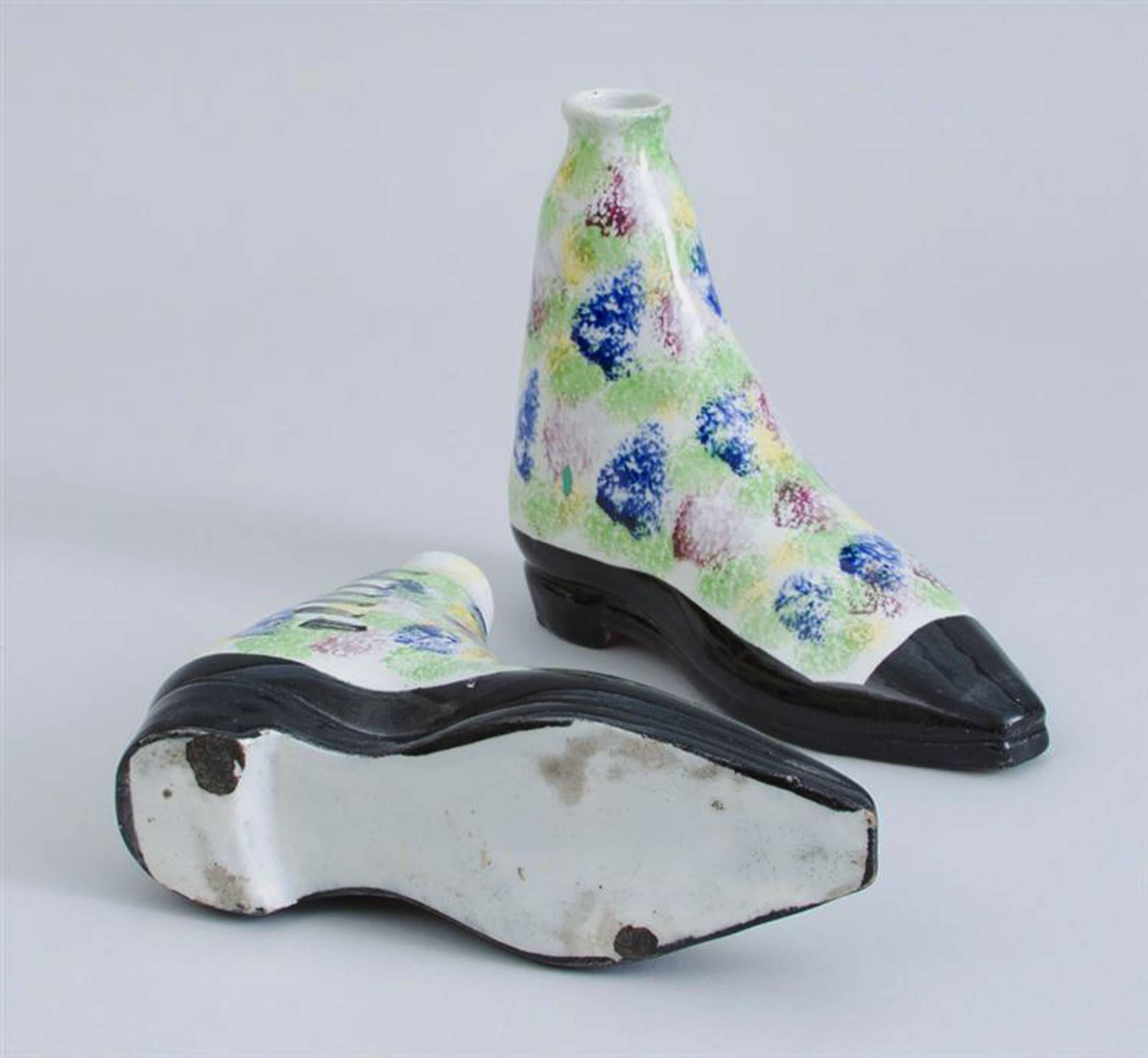 Keramik Perlengeschirr Sponged Spirit Flasks Modelliert in Form von Stiefeln, schottisch (Frühviktorianisch) im Angebot