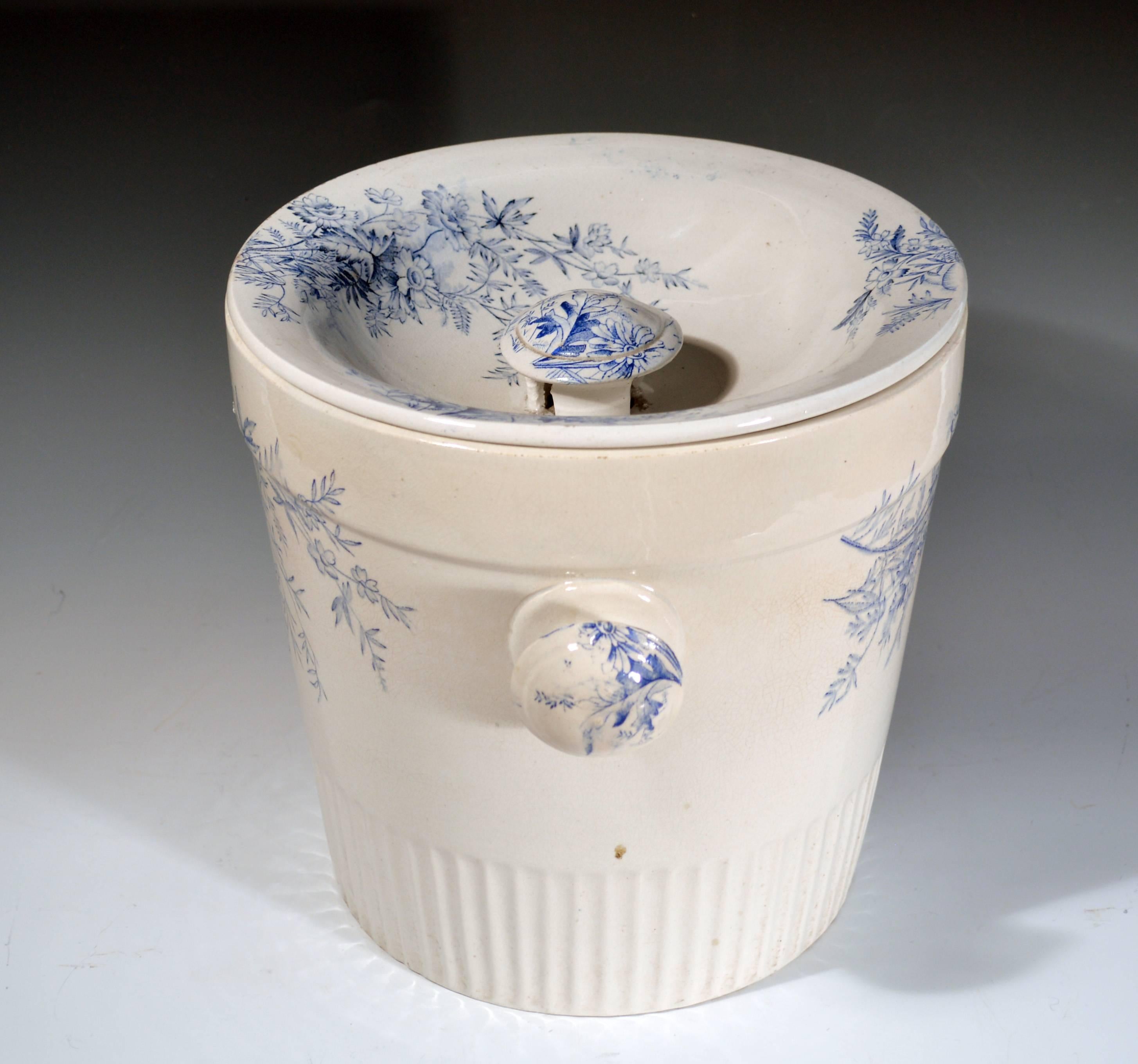 Édouardien Poterie florale bleue et blanche à couvercle, poterie Vera en vente