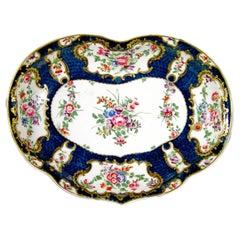 Nierenschale aus Worcester-Porzellan der ersten Epoche, blau mit Skalenmuster und Blumenverzierungen, 1770