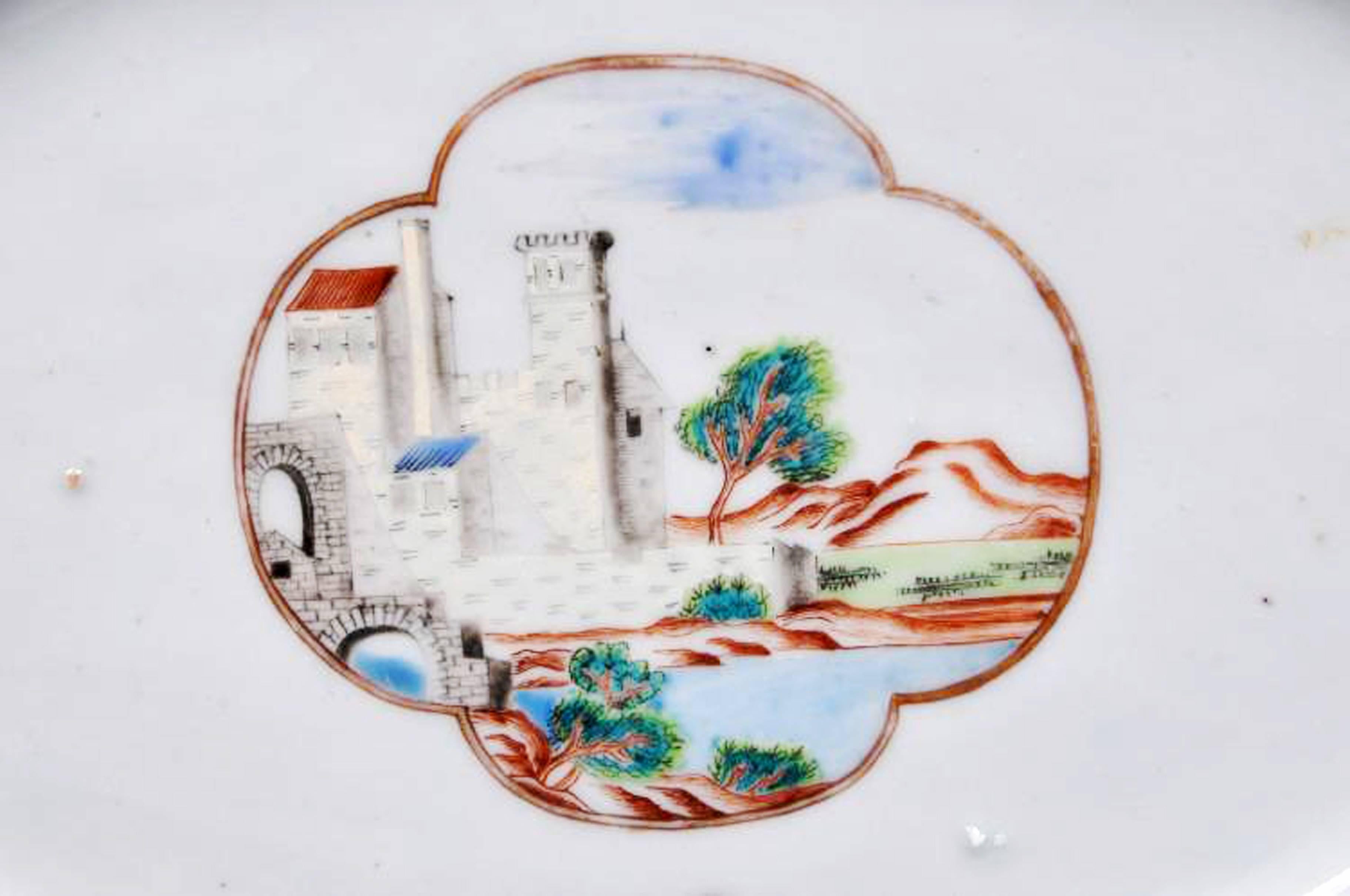 Plat en porcelaine armoriée d'exportation chinoise,
Armoiries du pôle,
vers 1745

Le plat en porcelaine armoriée d'exportation chinoise est peint de chaque côté de panneaux représentant des navires en mer près de la terre et, dans l'un d'eux, la