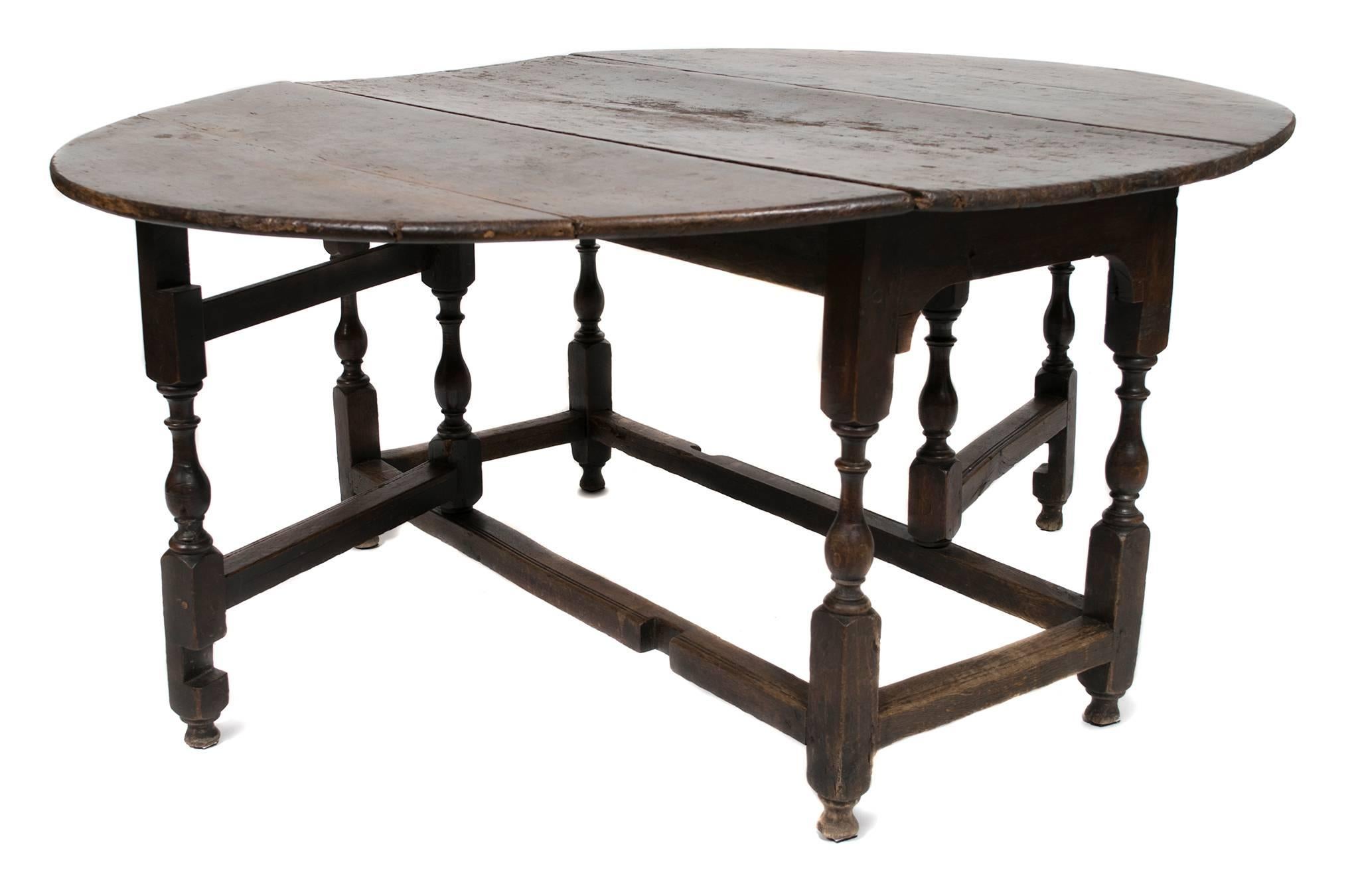 Early Georgian Drop-Leaf Oak Table with Turned Legs, circa 1750 In Good Condition For Sale In Chicago, IL