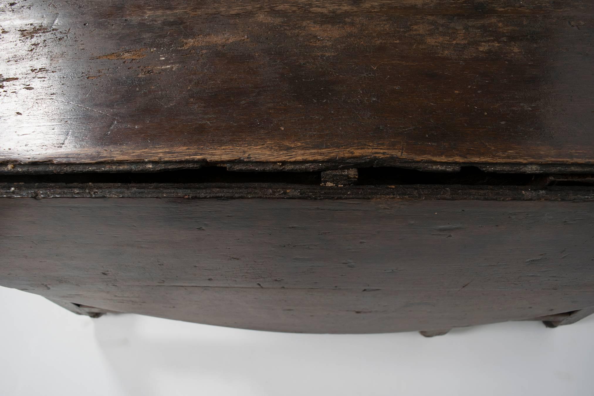 Early Georgian Drop-Leaf Oak Table with Turned Legs, circa 1750 For Sale 1