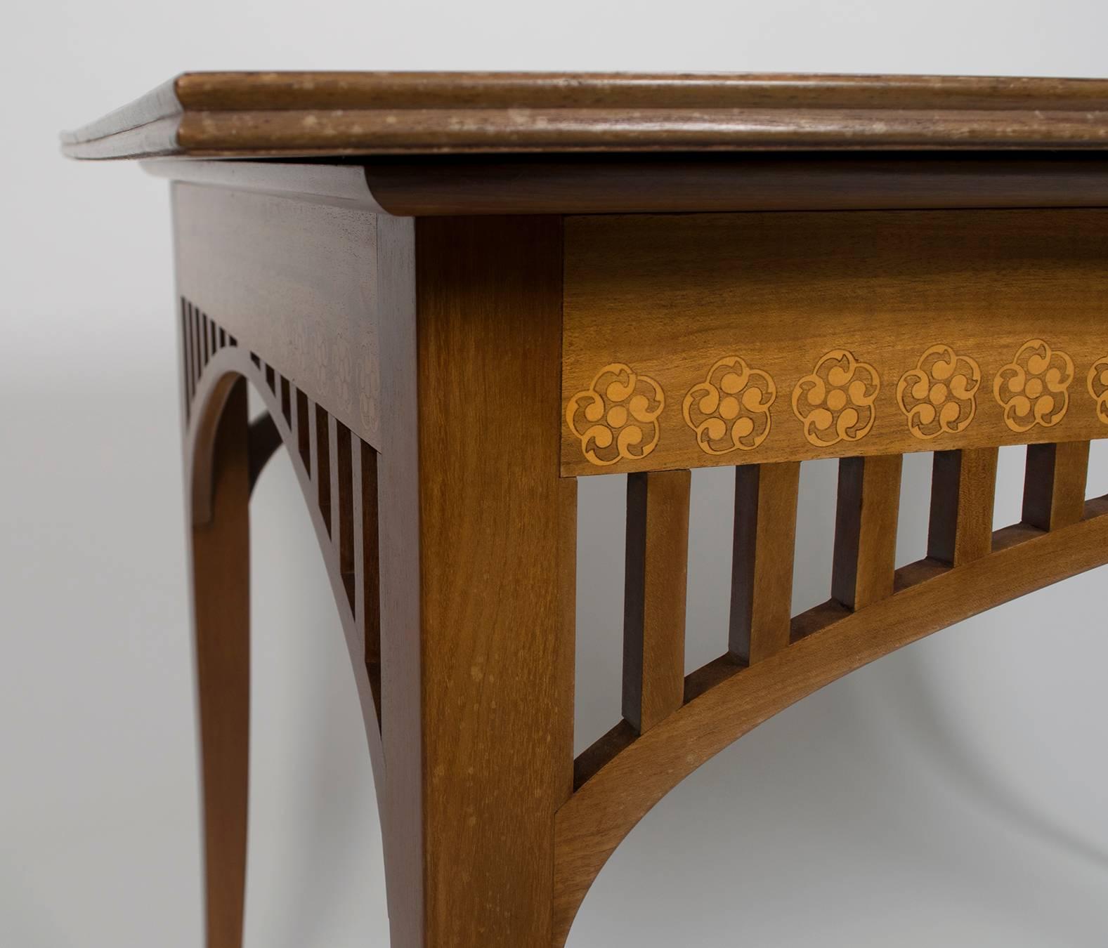Swedish Art Nouveau Mahogany Table En Suite with Four Chairs, circa 1900 In Excellent Condition For Sale In Chicago, IL