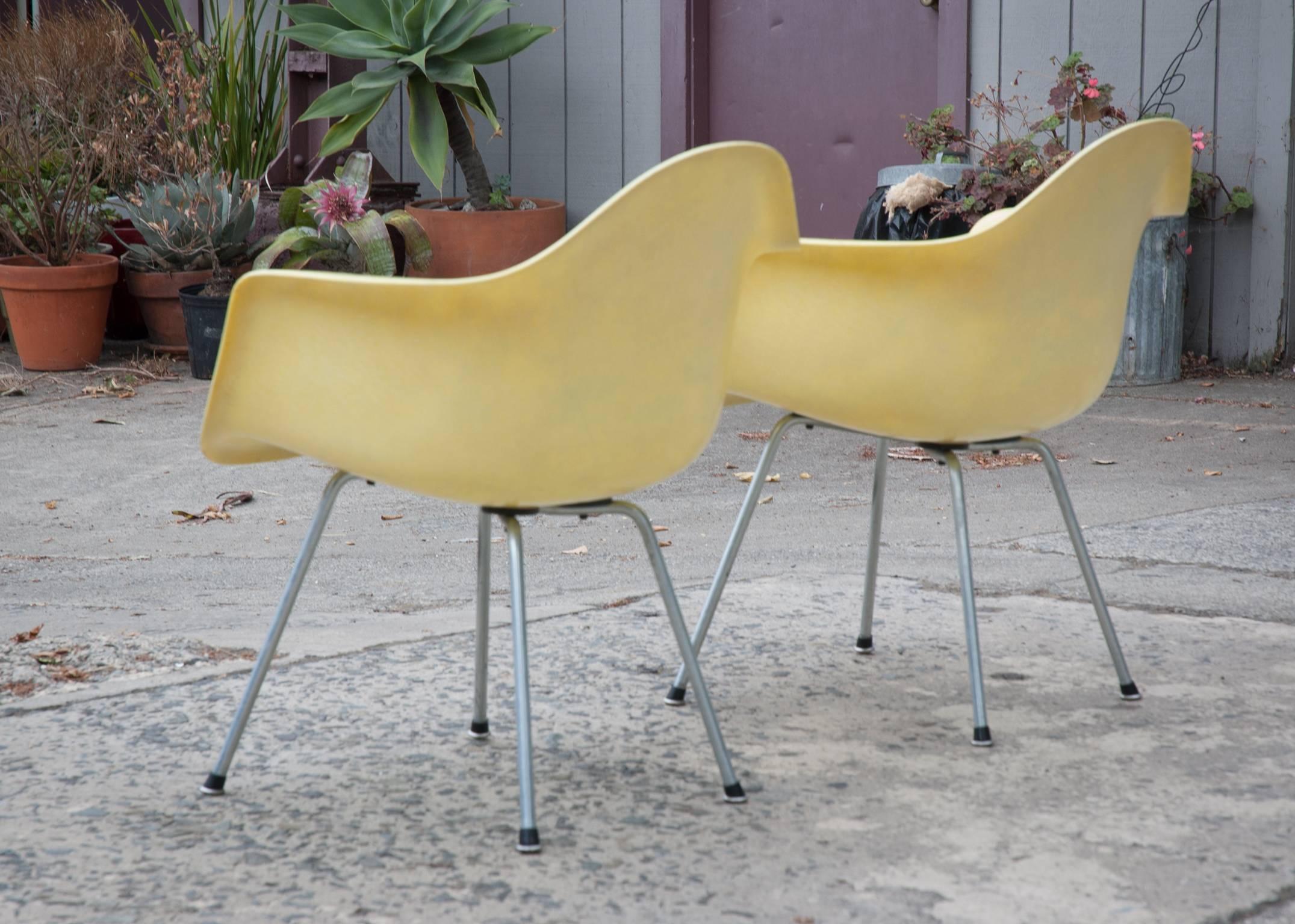 Early Pair of Eames Transitional Zenith Style Fiberglass Lounge Chairs For Sale 4
