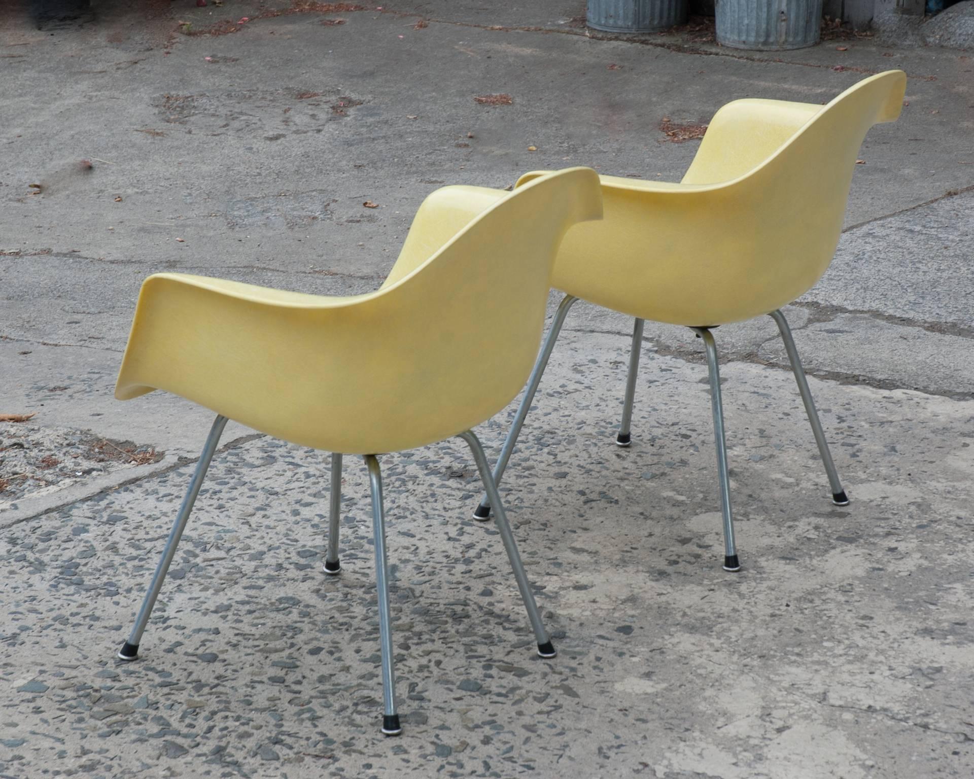 American Early Pair of Eames Transitional Zenith Style Fiberglass Lounge Chairs For Sale