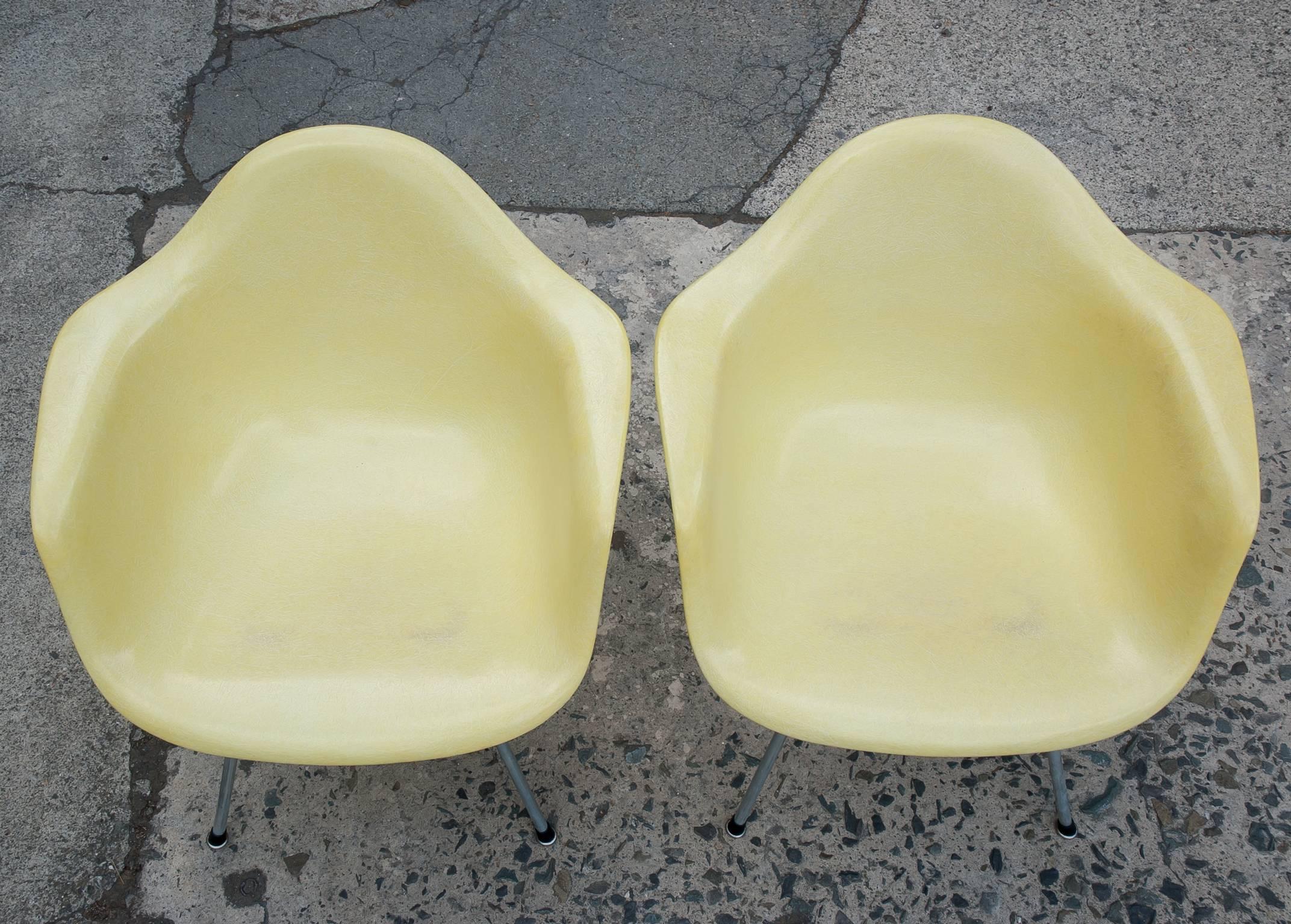 20th Century Early Pair of Eames Transitional Zenith Style Fiberglass Lounge Chairs For Sale