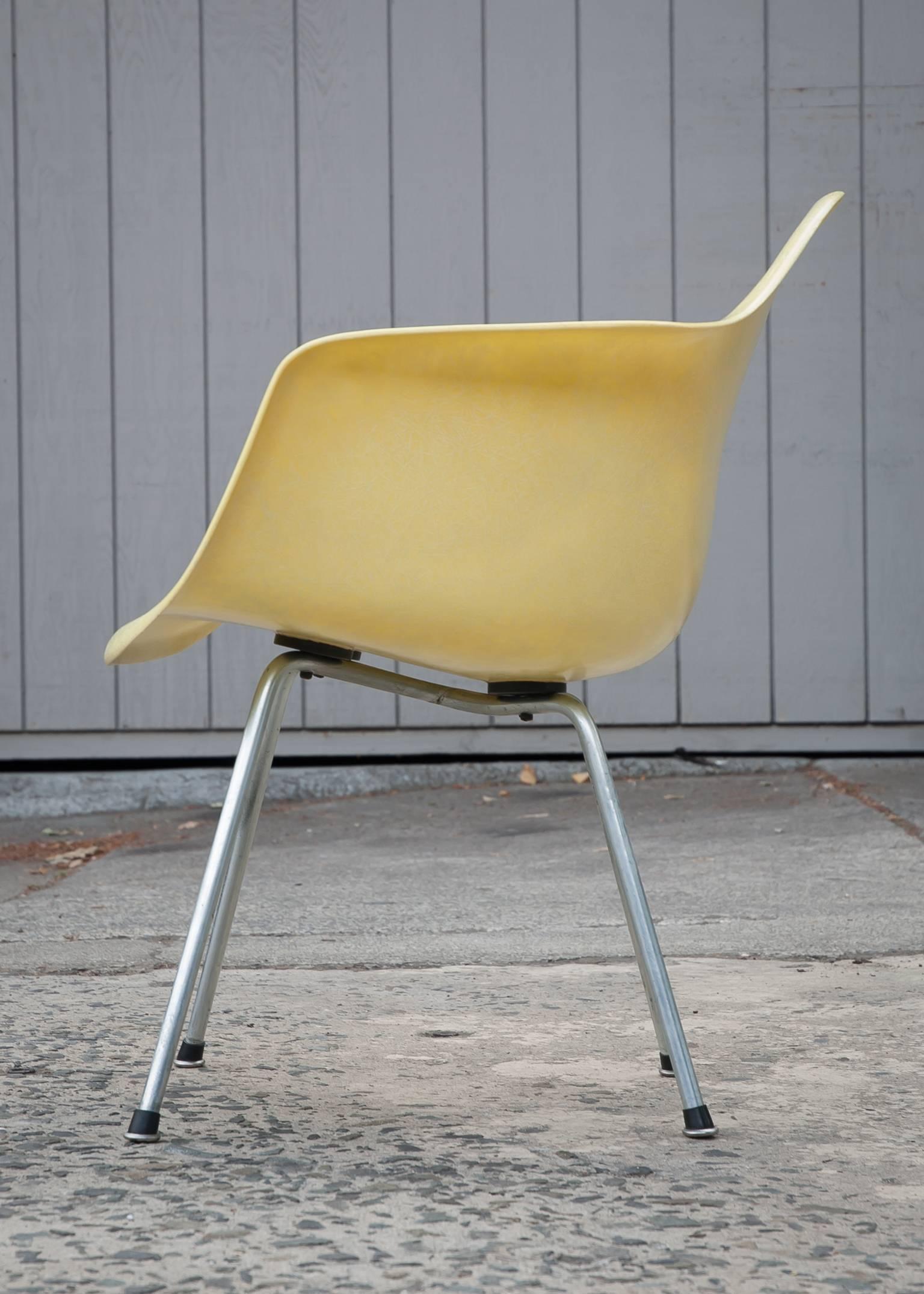 Early Pair of Eames Transitional Zenith Style Fiberglass Lounge Chairs For Sale 2