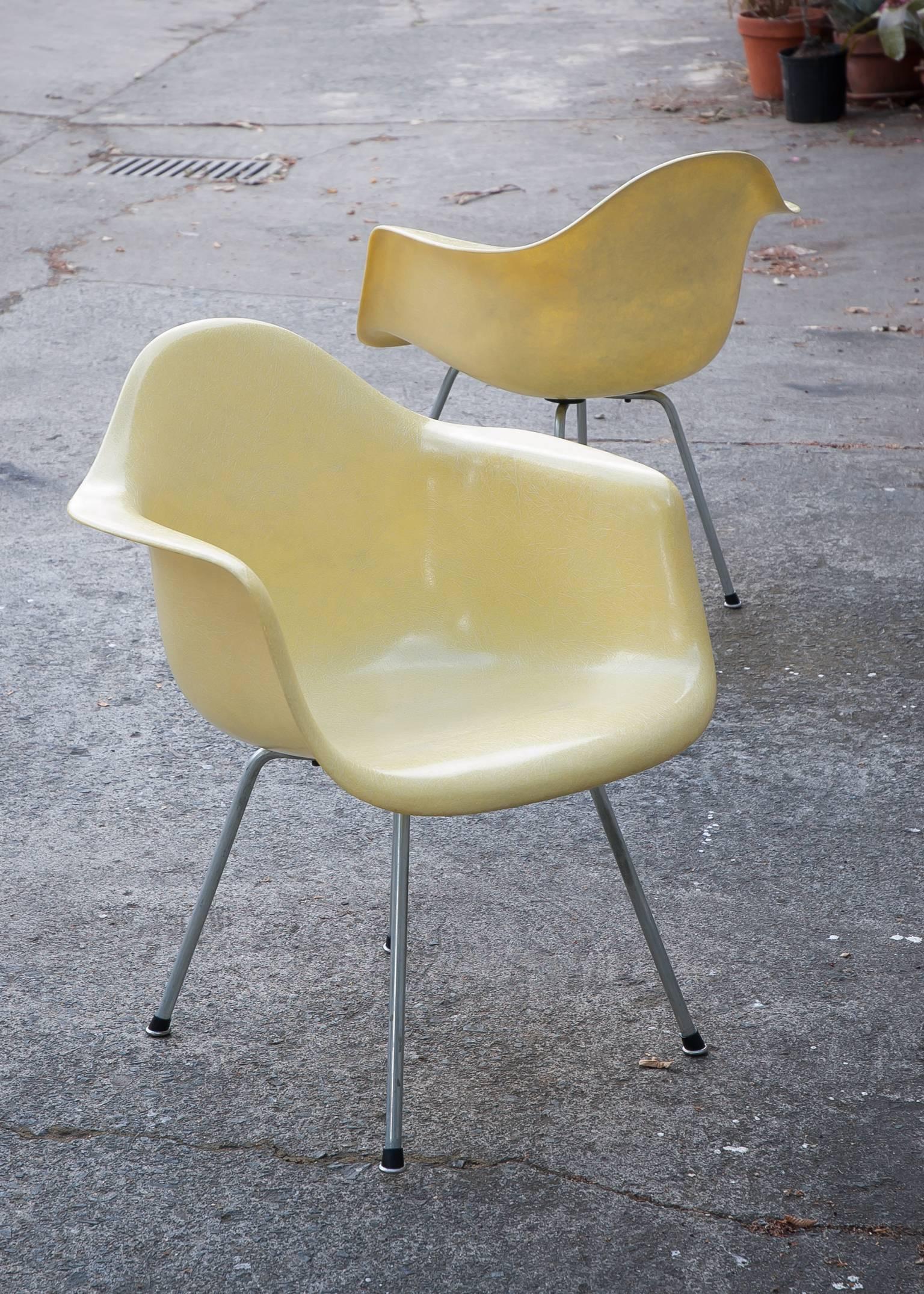 Early Pair of Eames Transitional Zenith Style Fiberglass Lounge Chairs For Sale 3