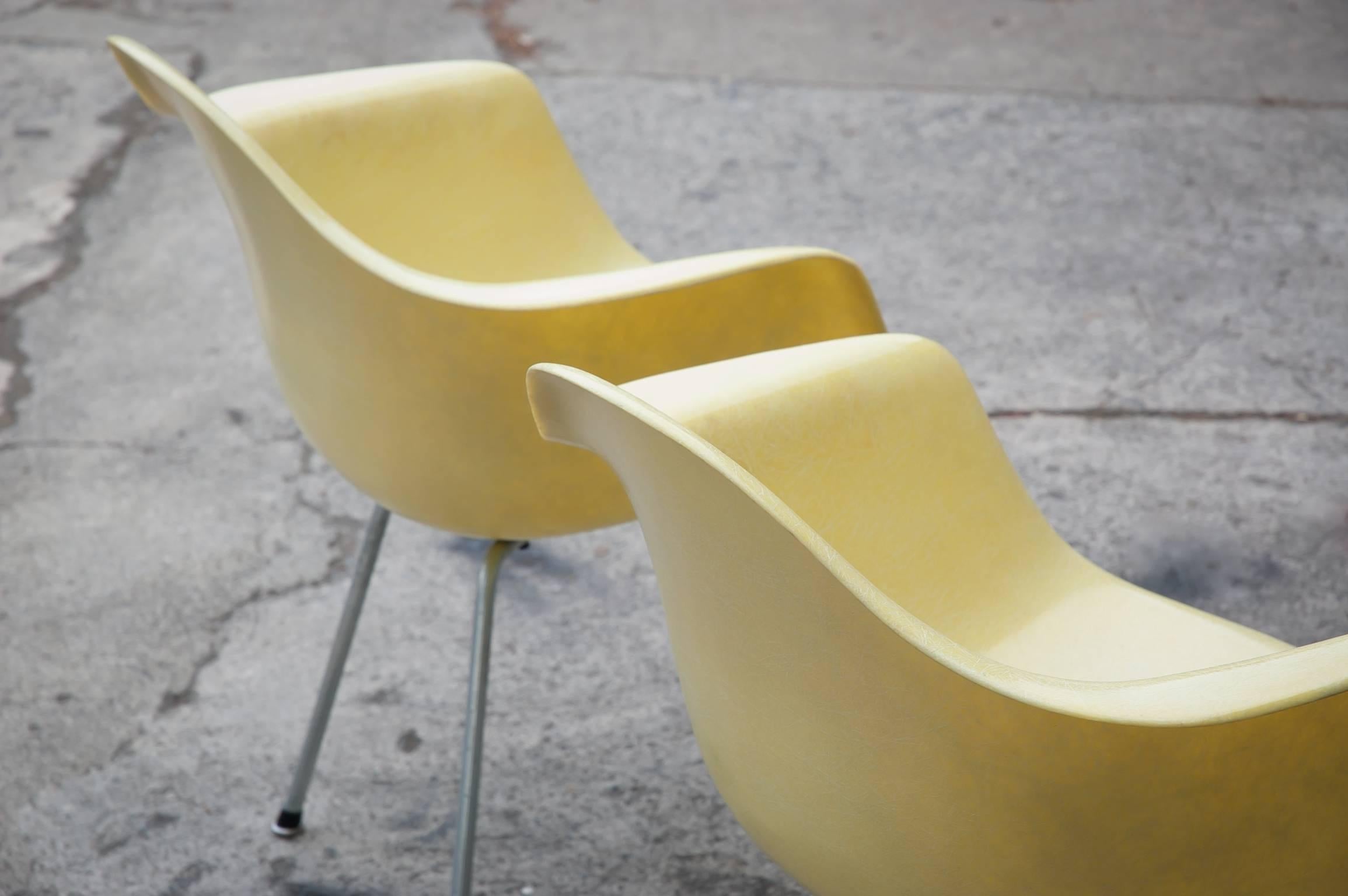 Early Pair of Eames Transitional Zenith Style Fiberglass Lounge Chairs In Excellent Condition For Sale In San Francisco, CA