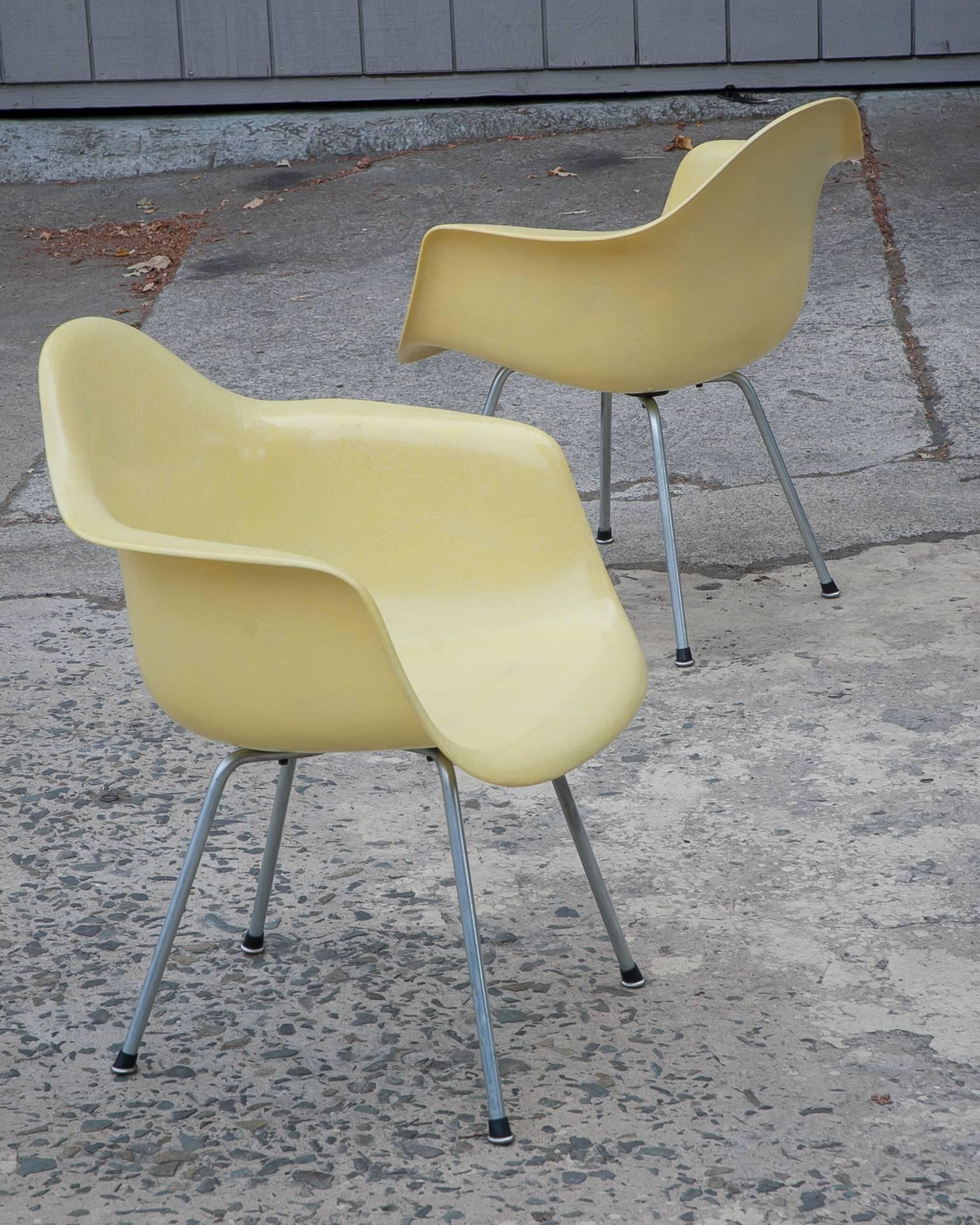 Mid-Century Modern Early Pair of Eames Transitional Zenith Style Fiberglass Lounge Chairs For Sale