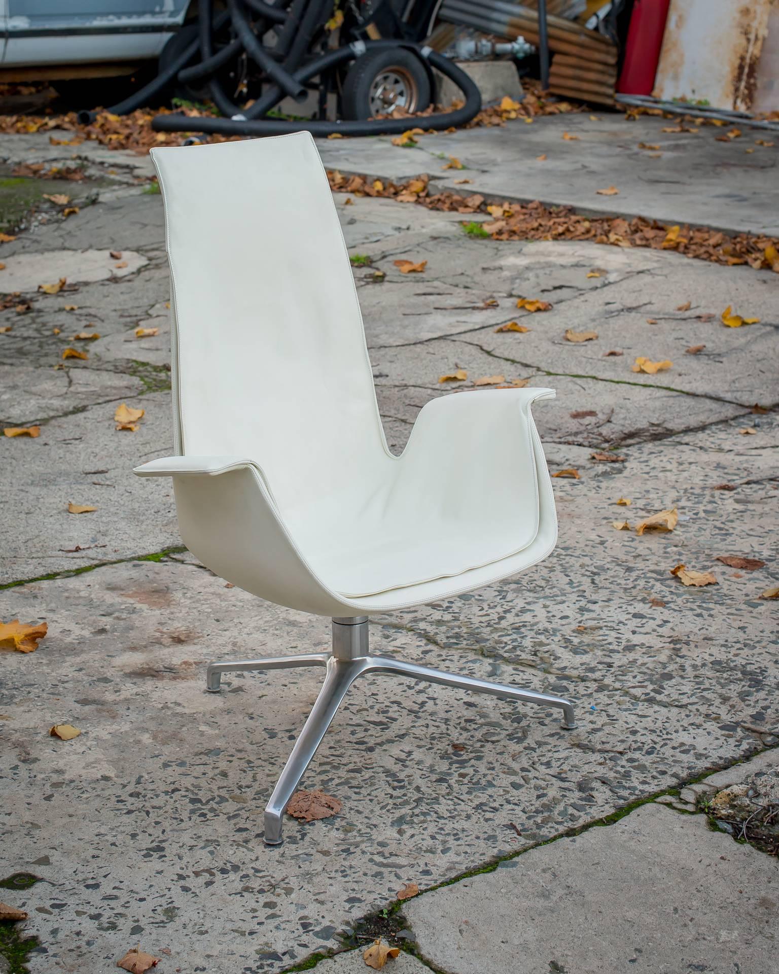 Vintage Midcentury Modern Fabricius Kastholm Arm Chair
Vintage lounger in Bone White leather by Preben Fabricius and Jørgen Kastholm  
Designed in 1964 for Alfred Kill International, Denmark
Flawless all-original condition with healthy latex,