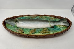 Soupière à poisson en poterie majolique dans un panier, vers 1870, Antiquité anglaise de George Jones