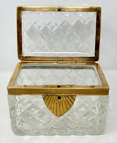 Scatola antica in cristallo intagliato francese con montature in bronzo dorato, 1880 circa.