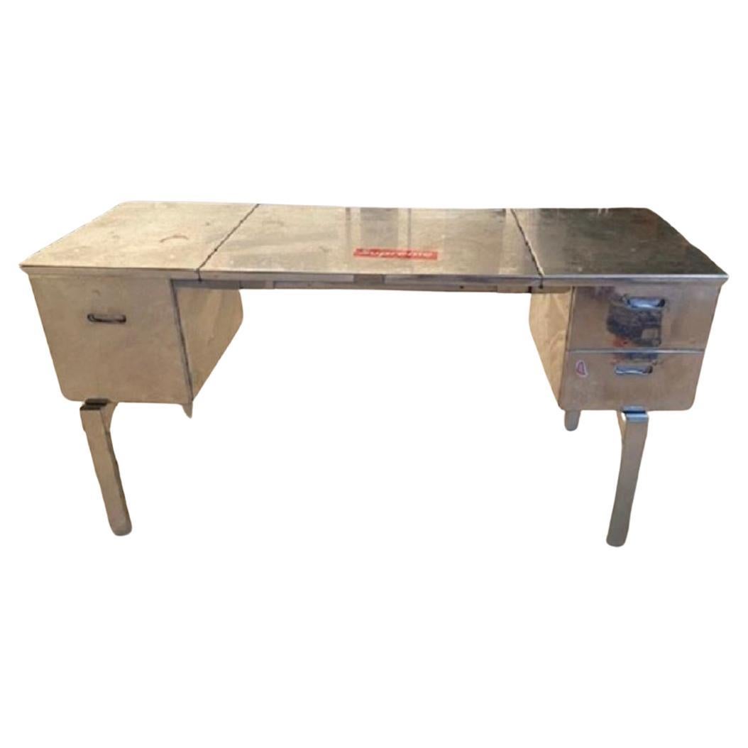 WWII Aluminium Military Campaigner  Schreibtisch - zusammenklappbar
Ursprünglich war dieser Schreibtisch für den Einsatz in US-Militärhospitälern in Meerschaumblau lackiert. Der Schreibtisch ist so konstruiert, dass er sich zusammenklappen lässt und