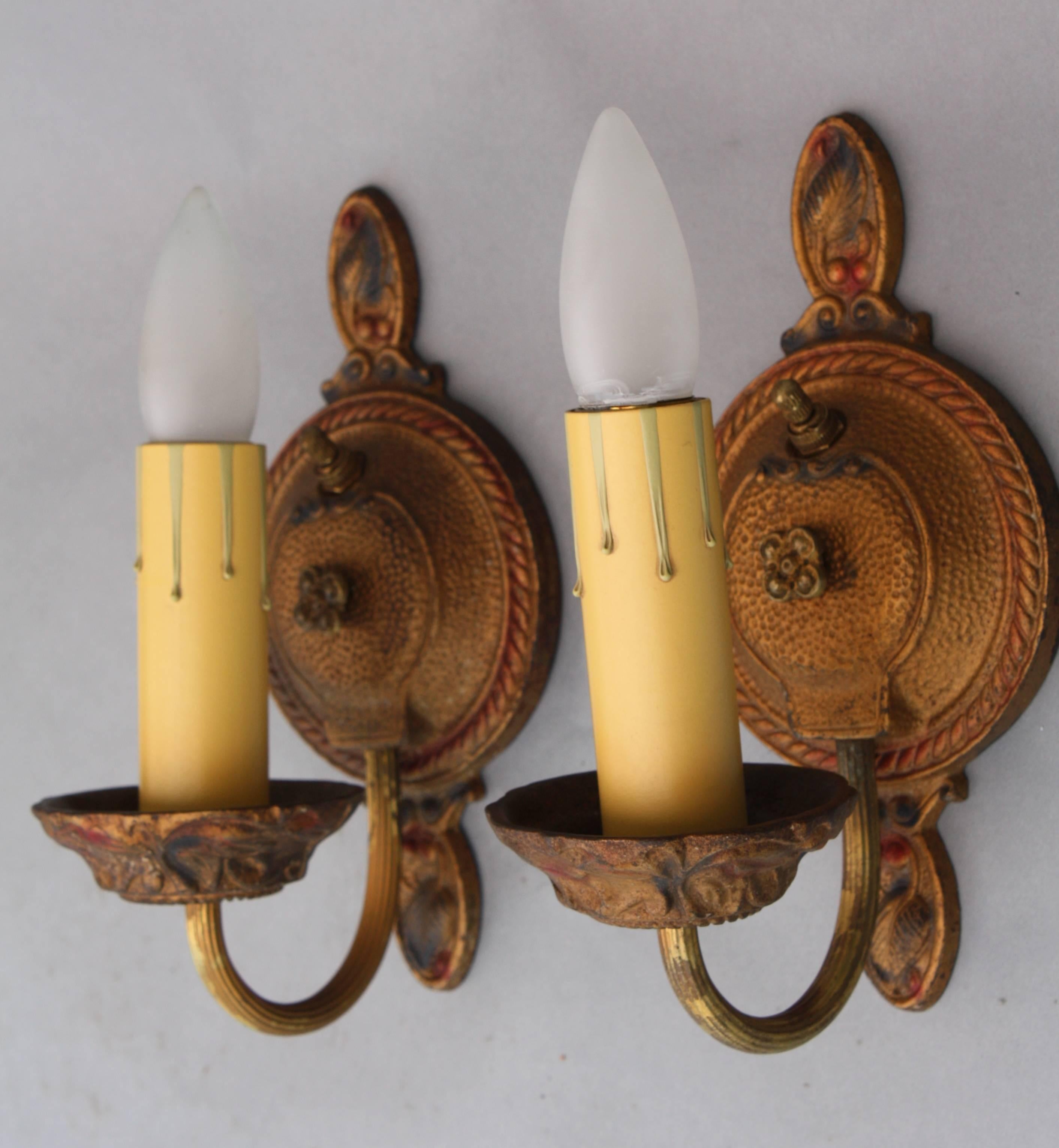 Early 20th Century Pair of 1920s Sconces with Circular Backplate with Polychrome Finish For Sale