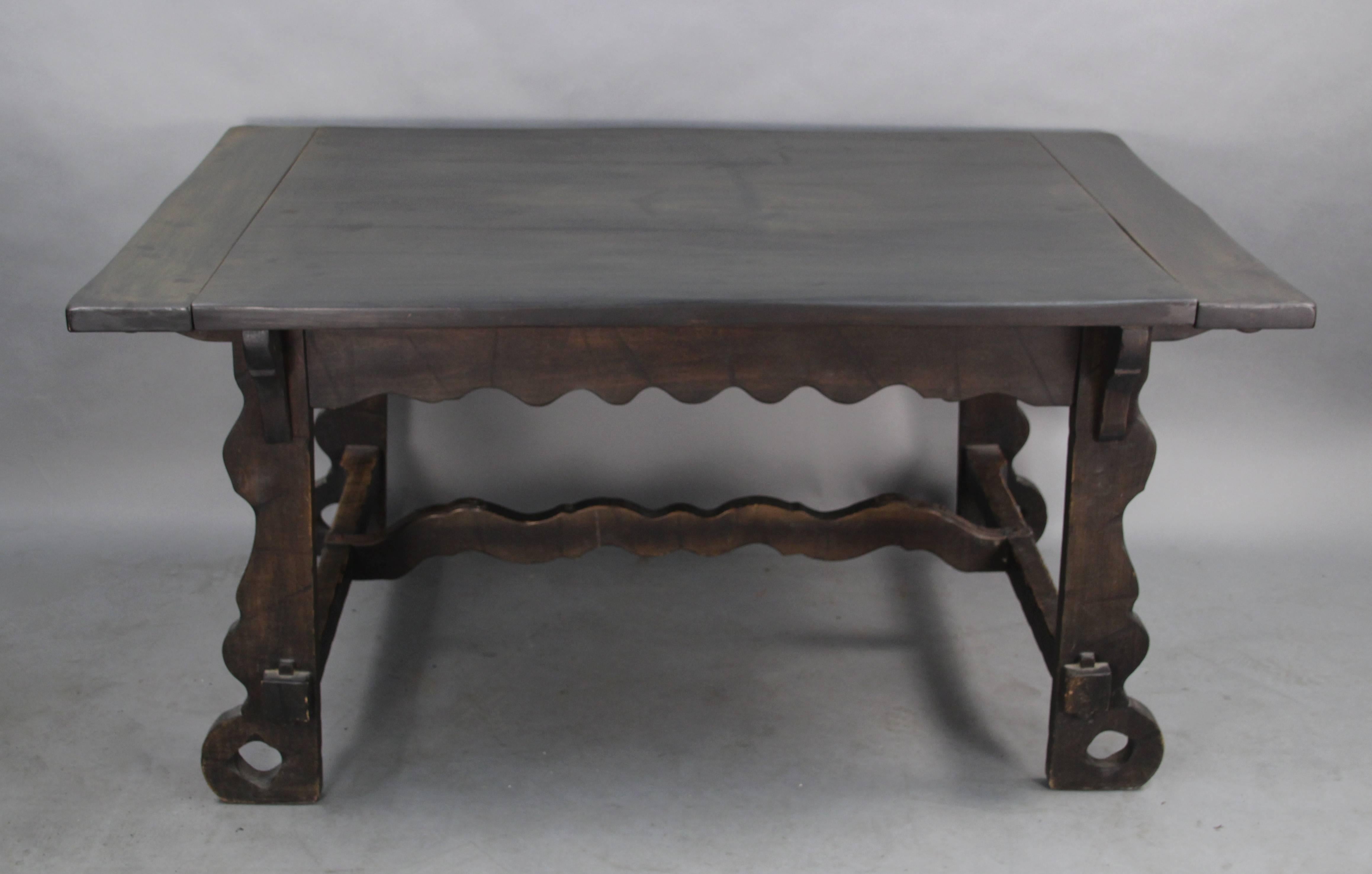 Signed Monterey table with four leaves. Measures: 94.5