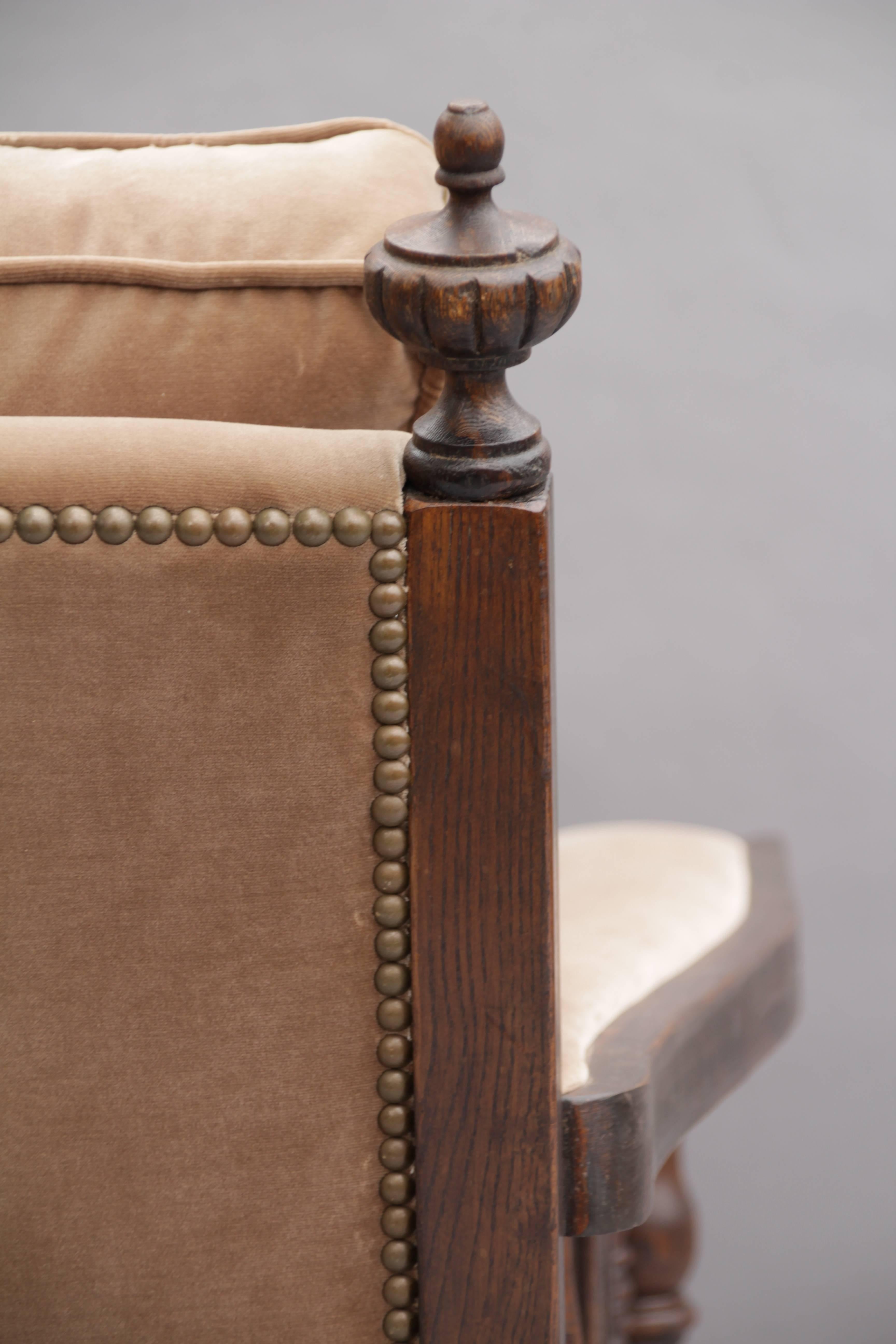 1920s Carved Club Chair with Acanthus Motif In Good Condition In Pasadena, CA