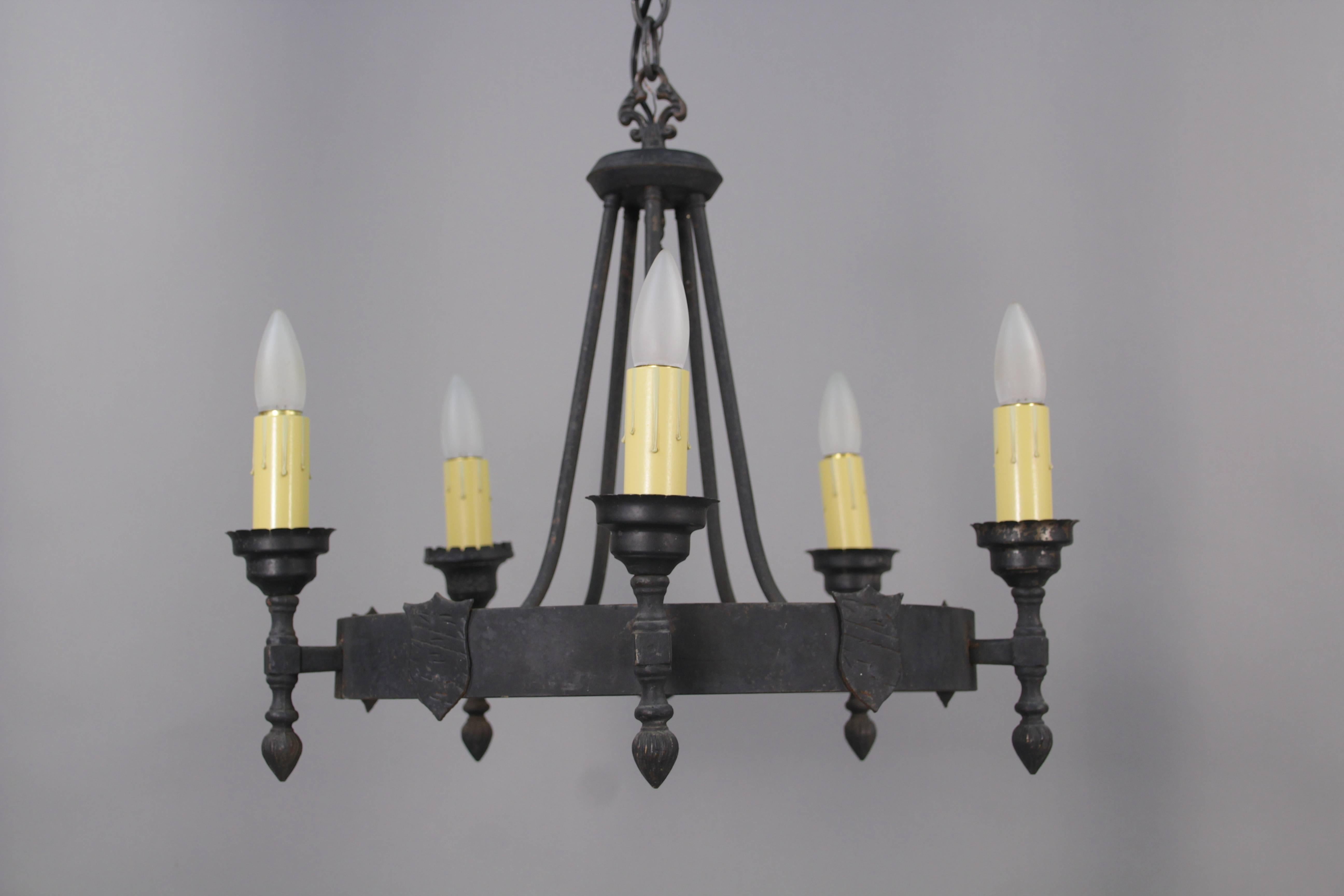 Classic Spanish Revival chandelier with simple lines, circa 1920s. 

Measures: 18.5