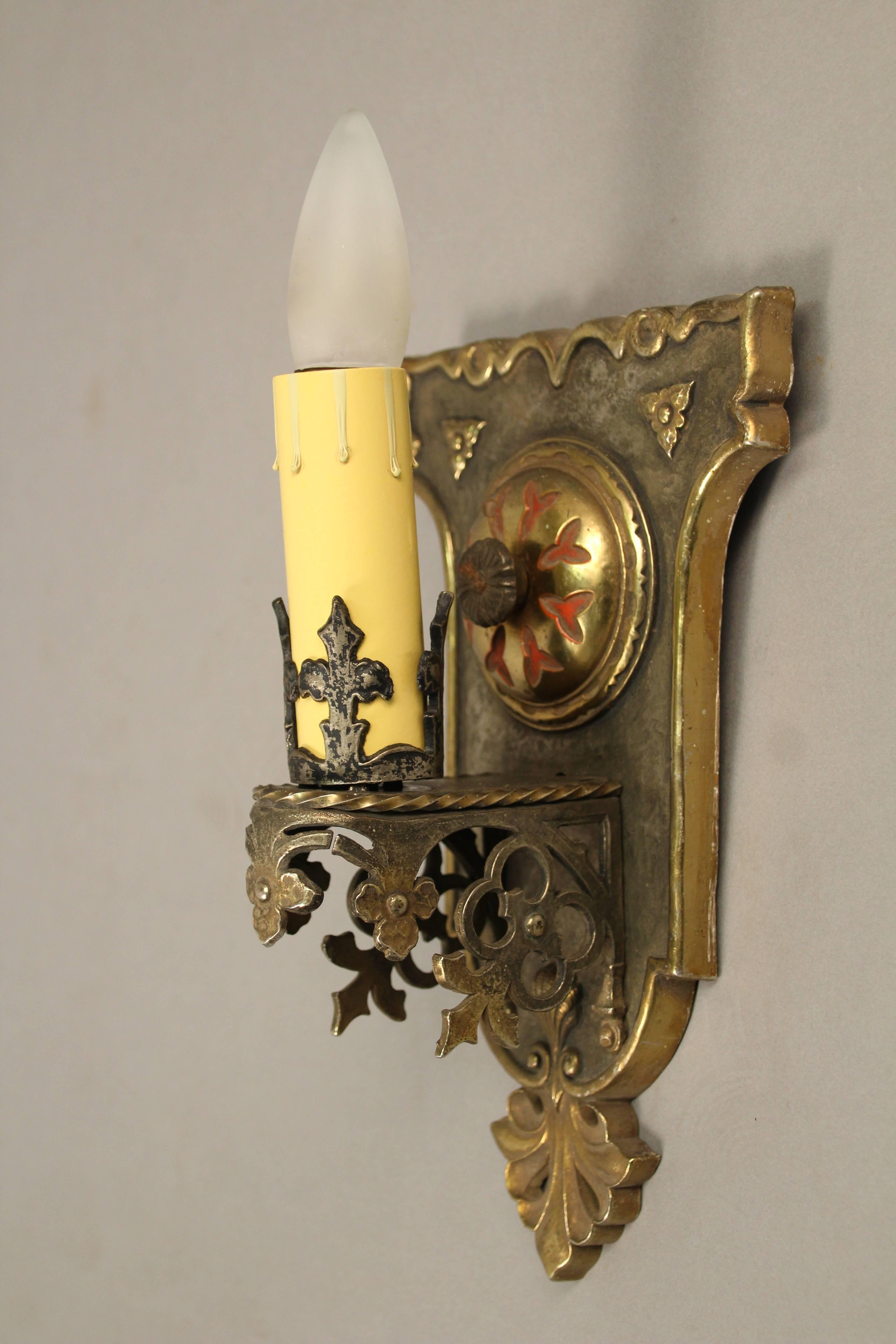 Single 1920s Tudor Sconce with Golden Finish In Good Condition For Sale In Pasadena, CA