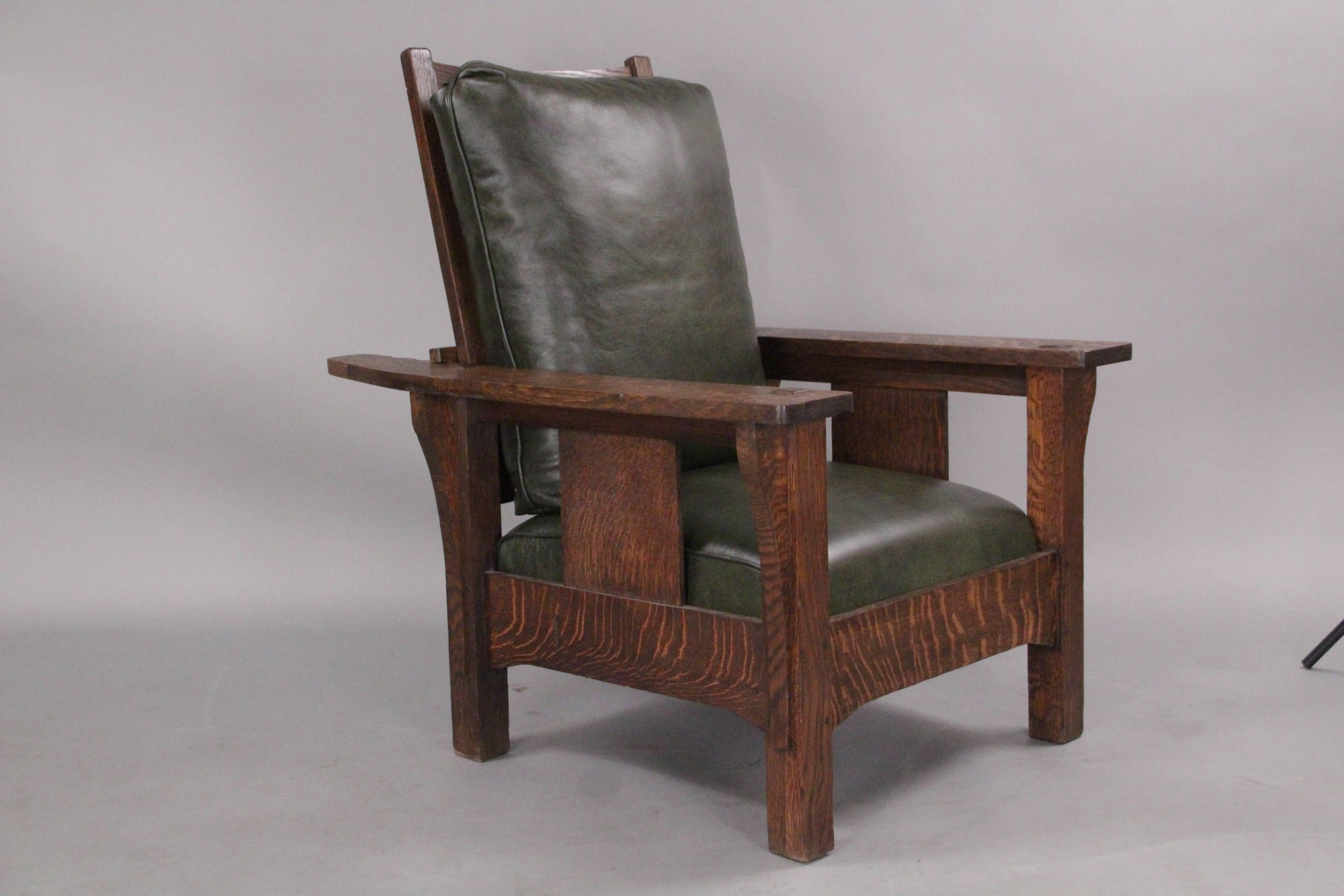 Nice large-scale Arts and Crafts Morris chair with new leather upholstery. Pinned with tenon construction. Quartersawn oak, circa 1910