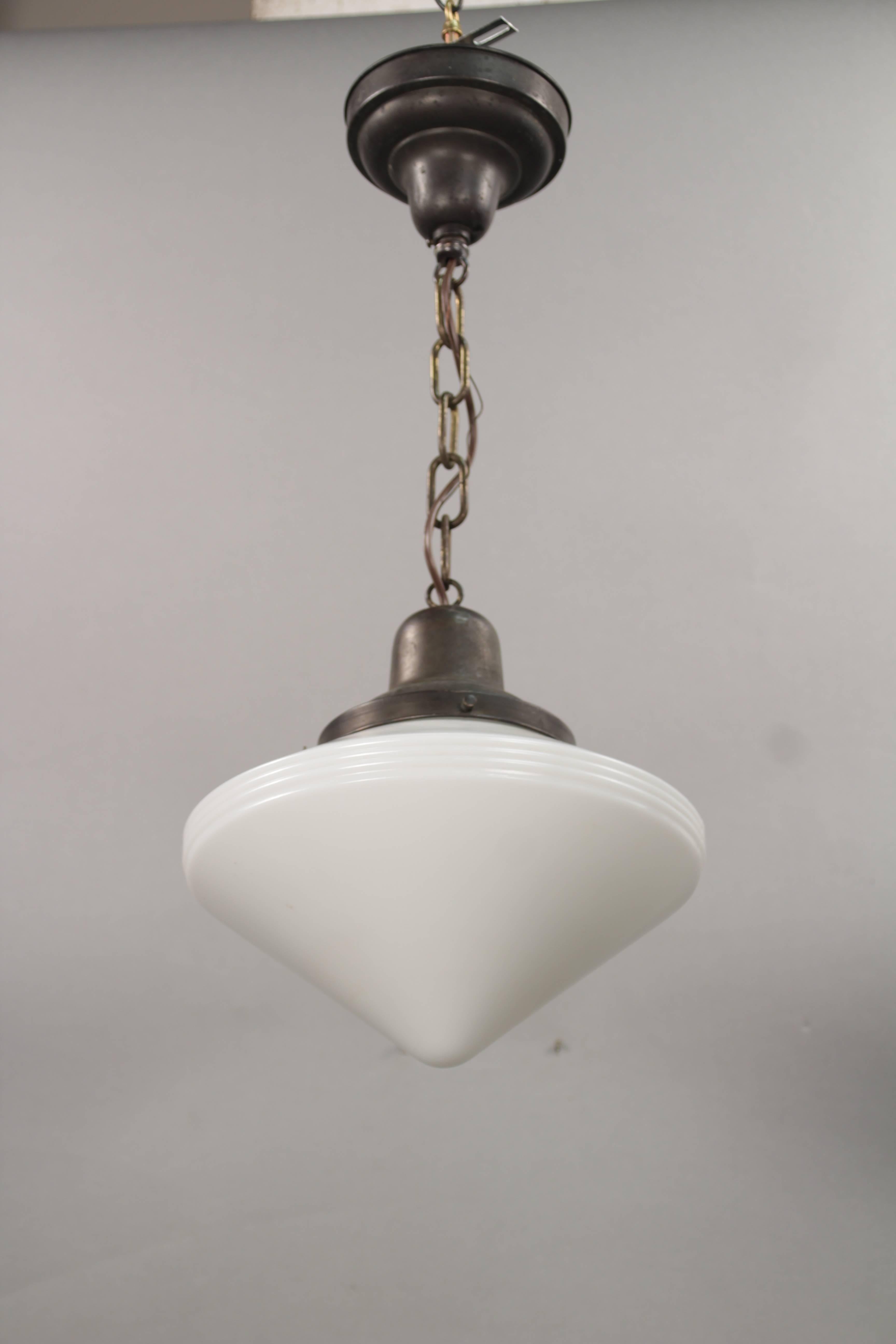 Nicely designed pendant with clean lines. Measure: 8.25