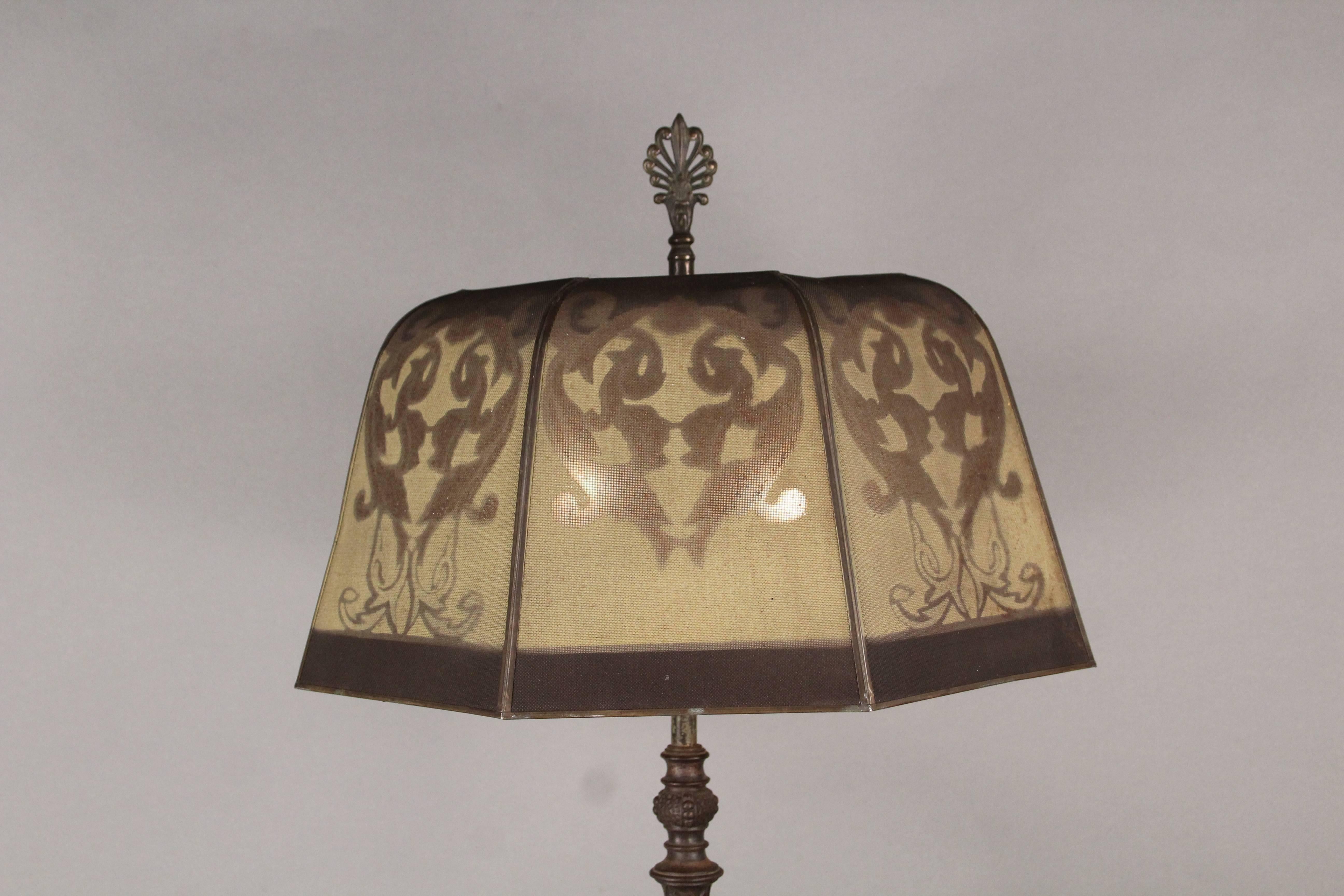 Beautiful standing lamp with wire mesh shade, circa 1920s. Very good condition. Fits nicely in Spanish Revival, Mission and Deco decor.
Measures: 64.25
