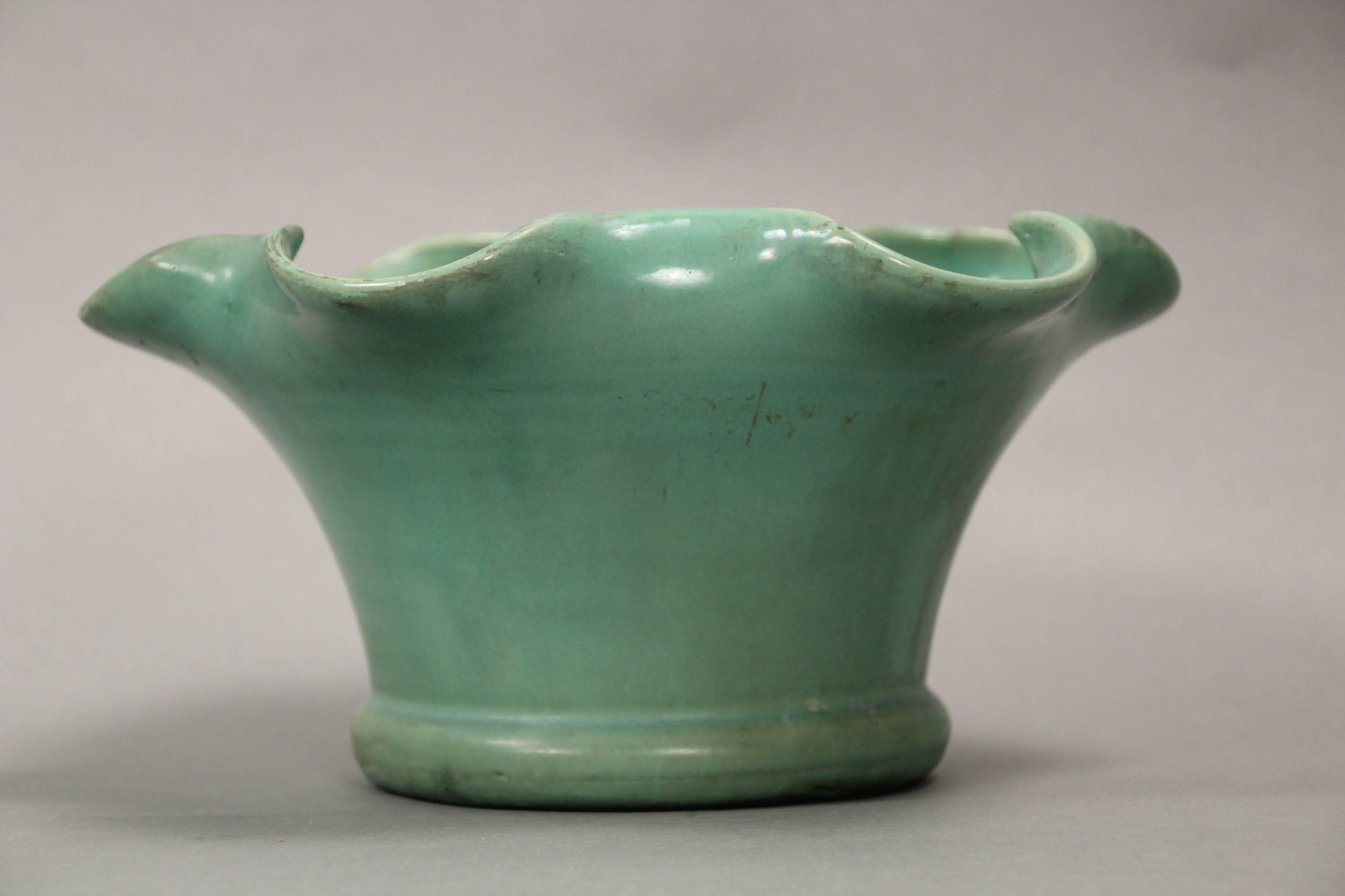 Antique Bauer California Pottery by Matt Carlton Ruffled Edge Bowl In Good Condition For Sale In Pasadena, CA