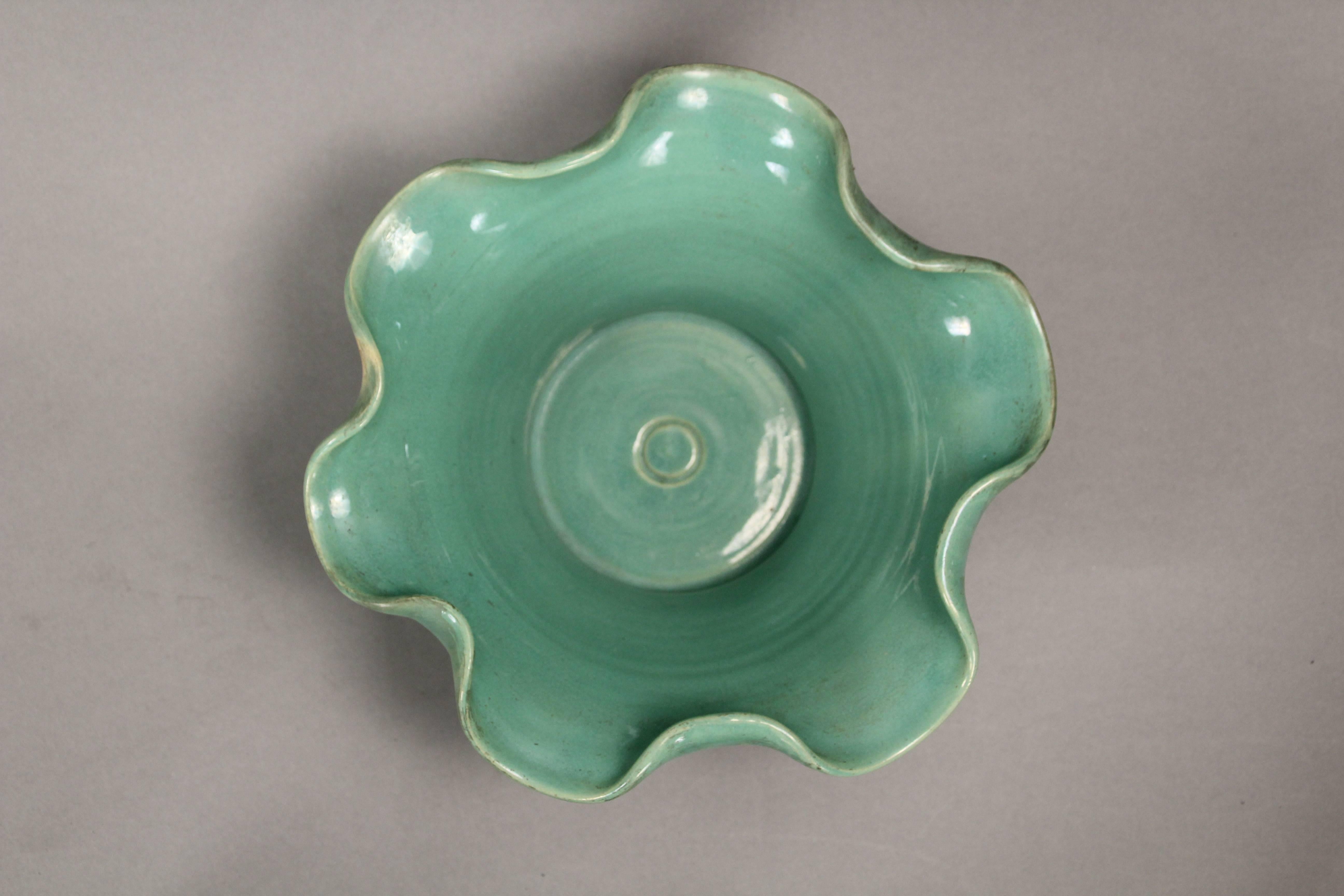 Mid-20th Century Antique Bauer California Pottery by Matt Carlton Ruffled Edge Bowl For Sale