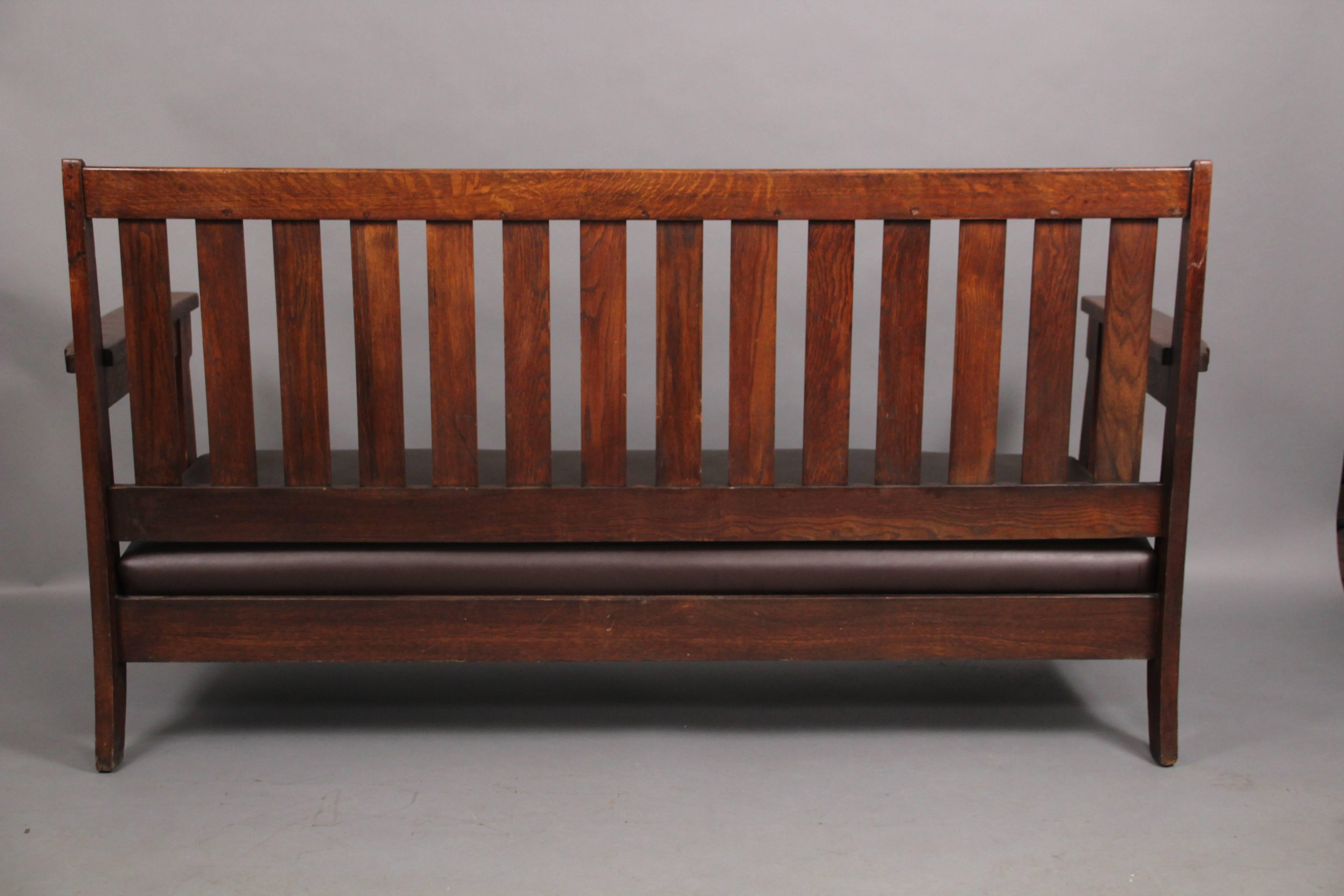 Antique Arts & Craft Signed Limbert Settle Bench with Leather Upholstery In Good Condition In Pasadena, CA