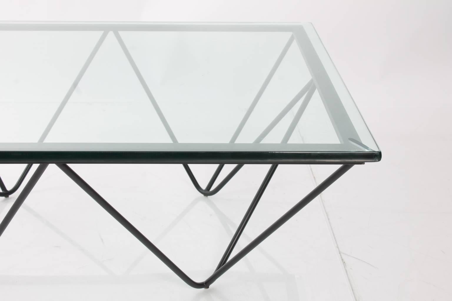 Modernist coffee table designed by Paolo Piva for B&B Italia in 1982. 