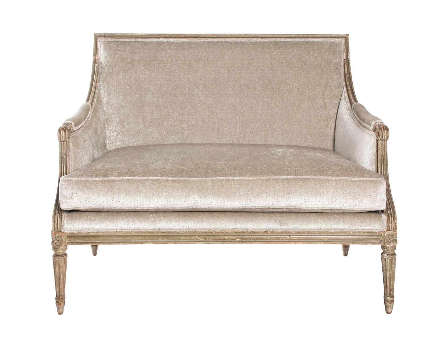 1930s Louis XV style settee with newly upholstered velvet fabric.
 