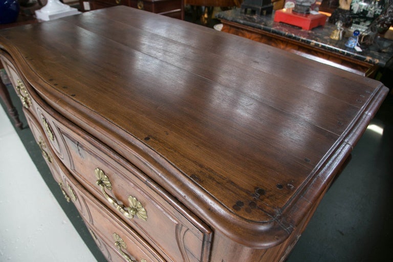 Antique French Provincial Commode In Good Condition In Stamford, CT