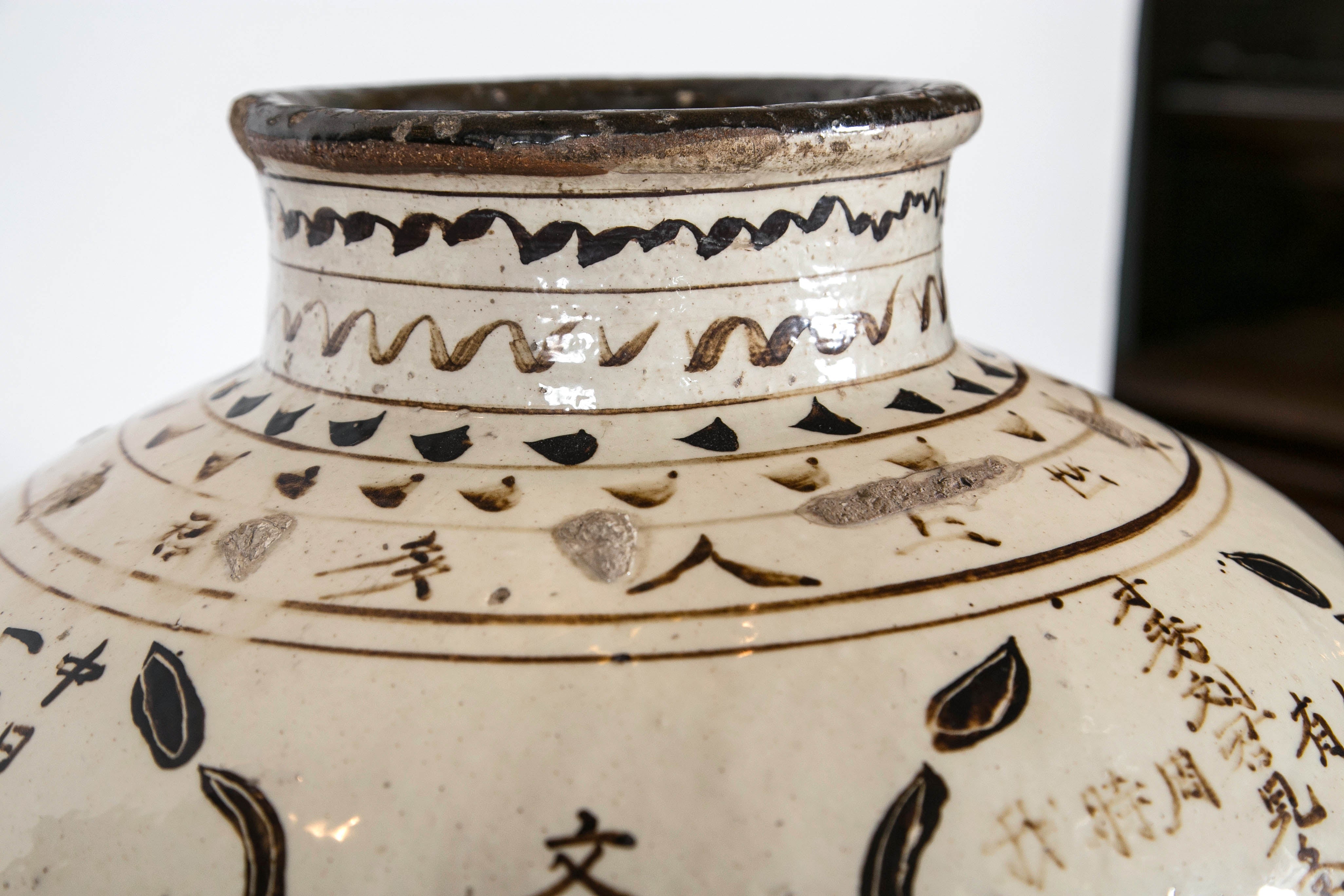 Pottery Jar In Good Condition In Stamford, CT