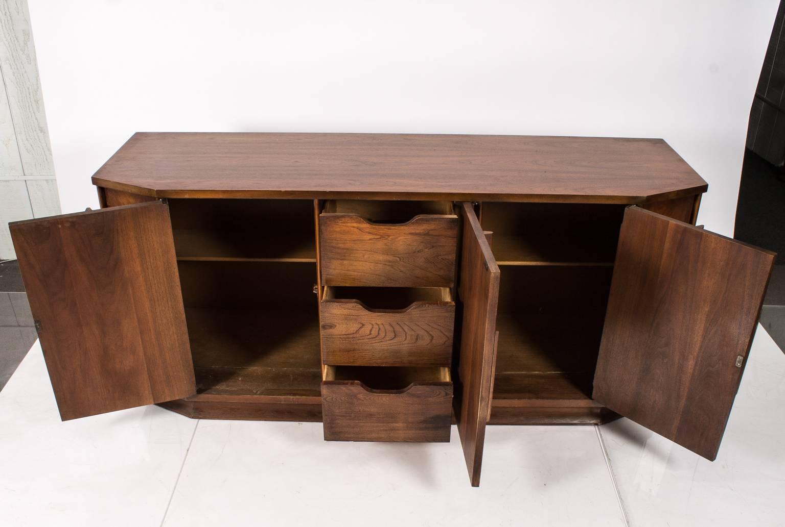 Mid-Century Credenza In Good Condition In Stamford, CT