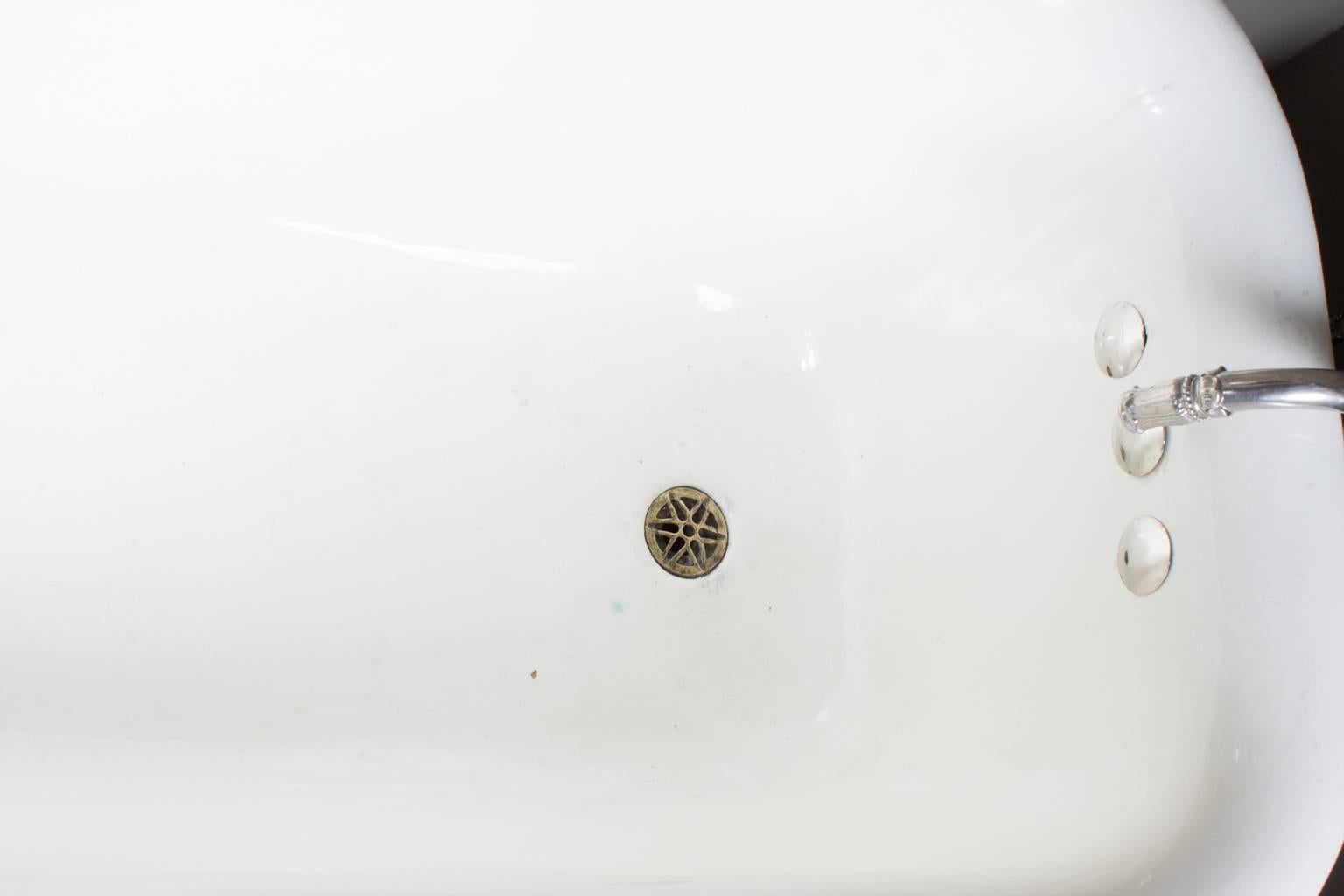 1900s earthenware bathtub by J. L. Mott Iron Work. Found in Buffalo, NY. Hardware not guaranteed. Dimensions: Length 6.50 feet, width 31.00 inches, height 26.00 inches.