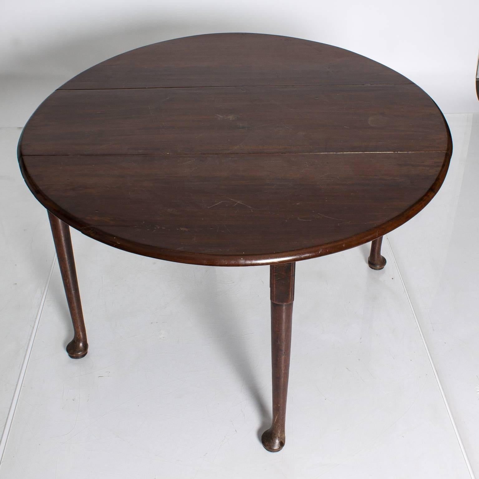 Queen Anne Drop-Leaf Table In Good Condition In Stamford, CT