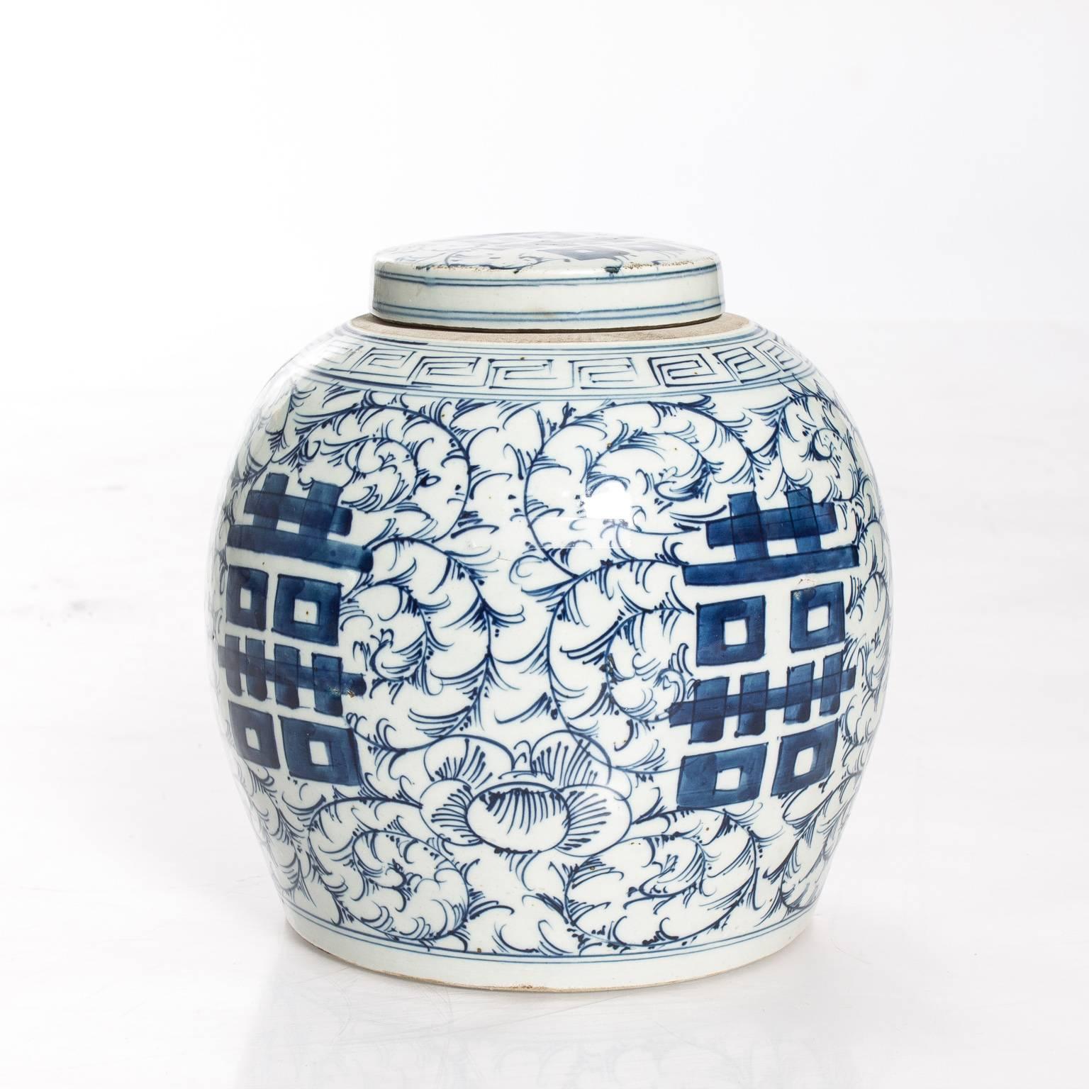 Pair of Blue and White Ginger Jars In Good Condition In Stamford, CT