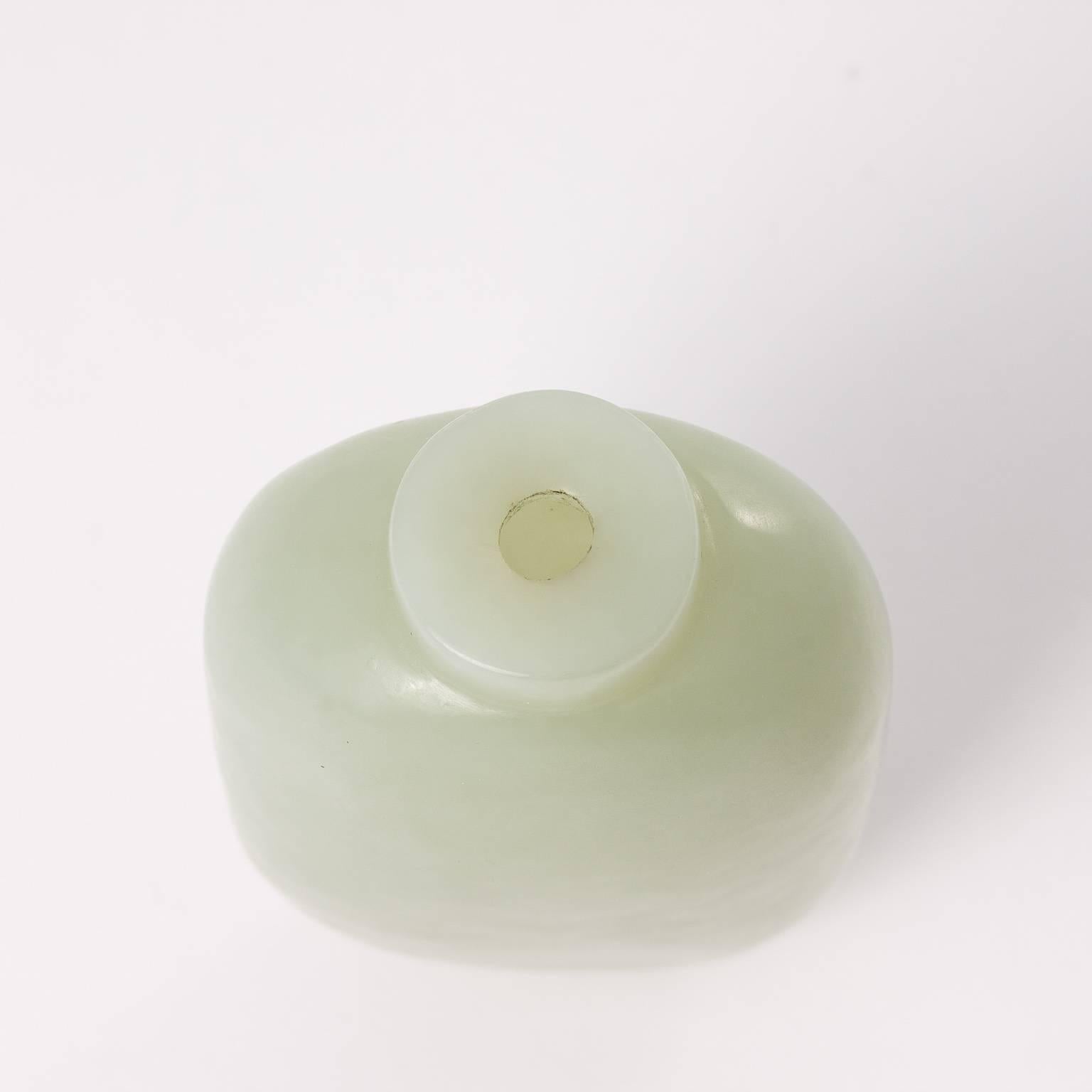Jade Snuff Bottle In Good Condition For Sale In Stamford, CT