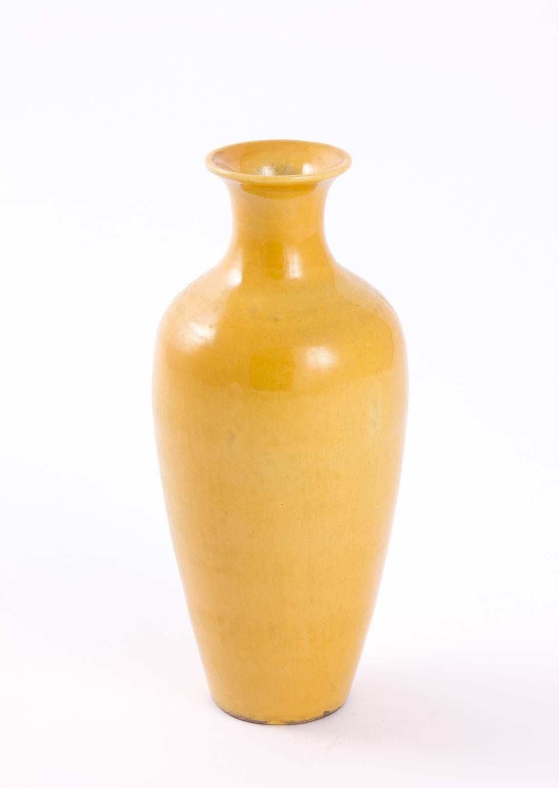 Vintage Chinese Yellow Vase In Excellent Condition For Sale In Stamford, CT