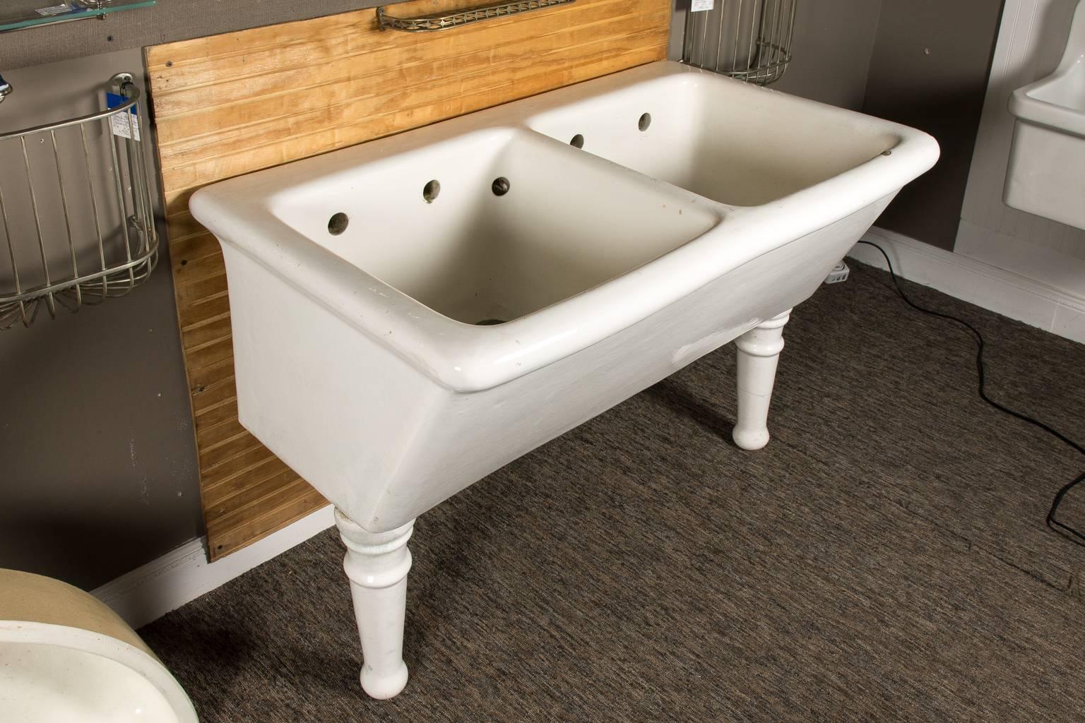 Double Earthenware Laundry Sink, circa 1900s In Good Condition In Stamford, CT