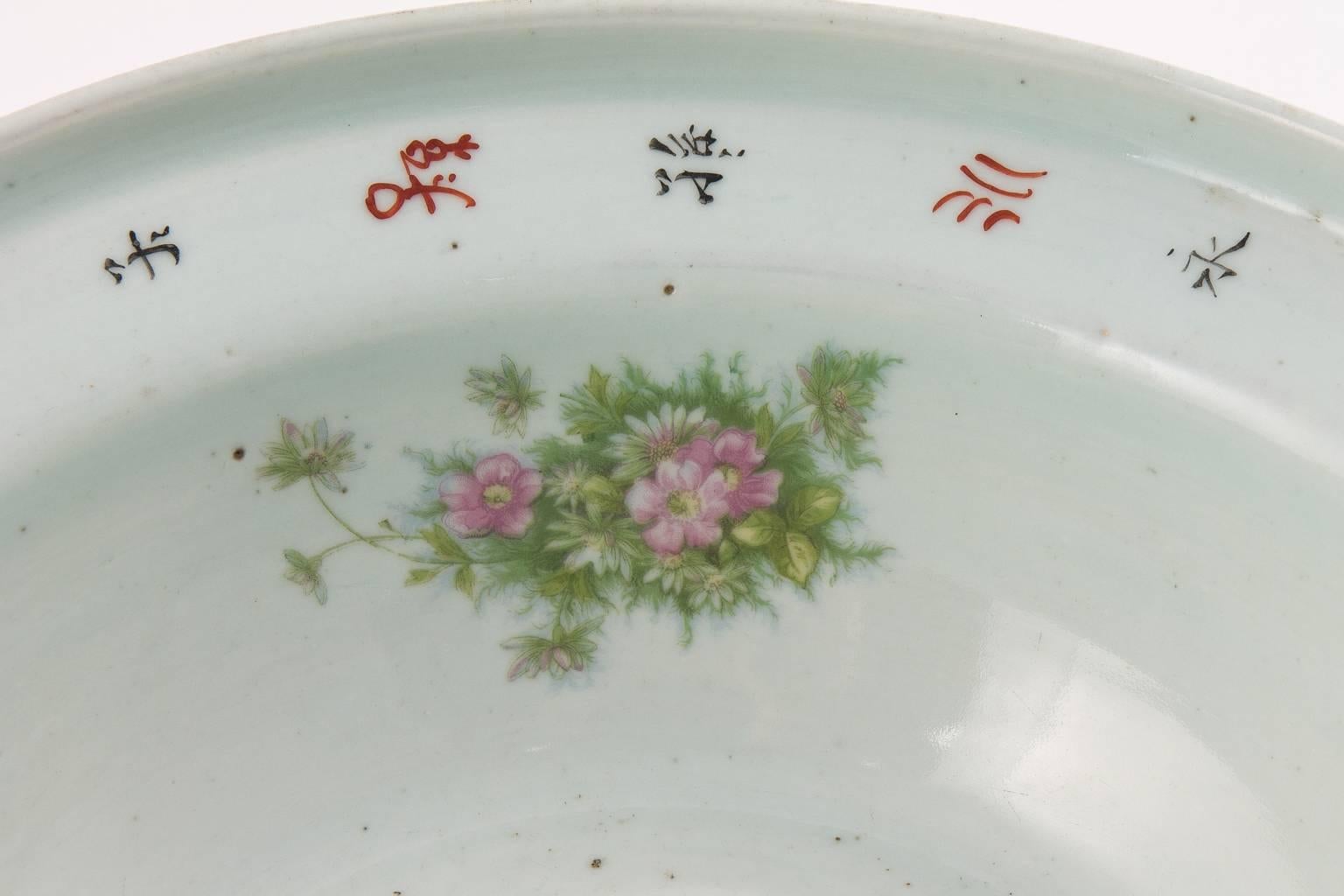 Early 19th Century Chinese Porcelain Bowl For Sale 1