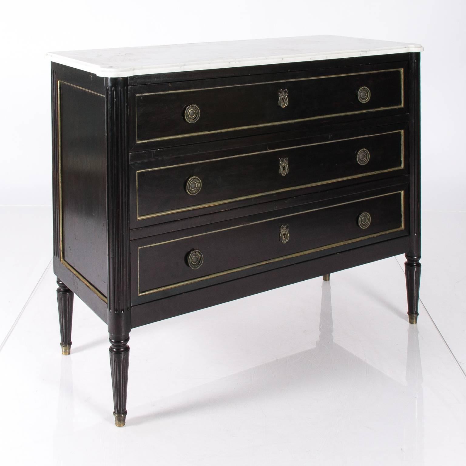 French Louis XVI Style Commode In Good Condition In Stamford, CT