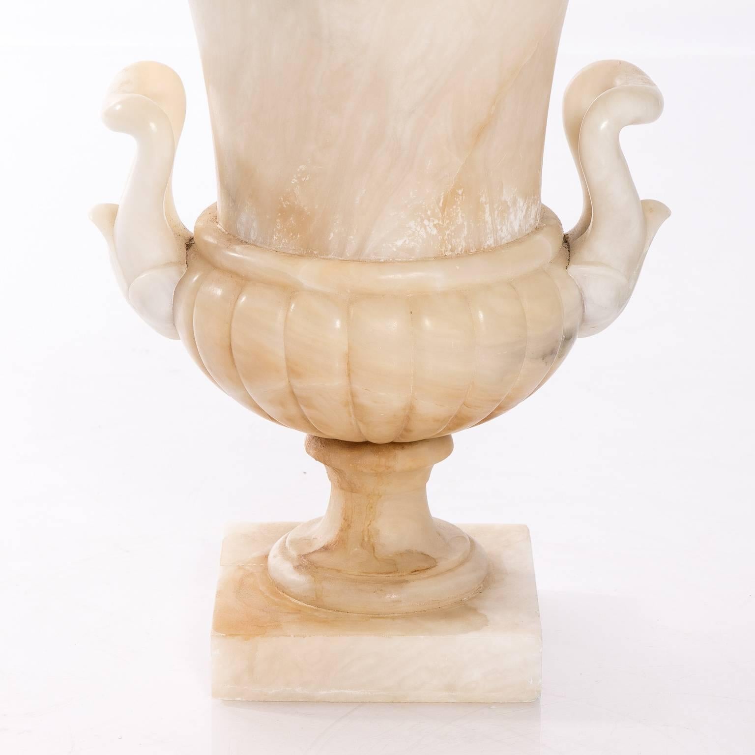 Neoclassical Alabaster Vase In Good Condition In Stamford, CT