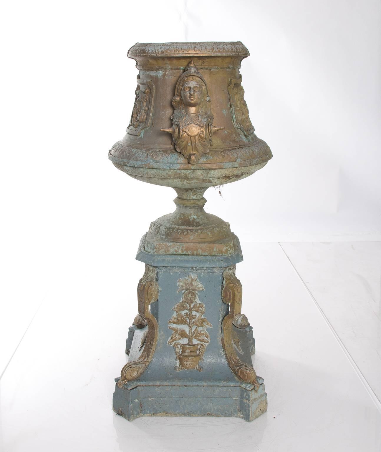 Pair of Neoclassical Garden Urns In Good Condition In Stamford, CT
