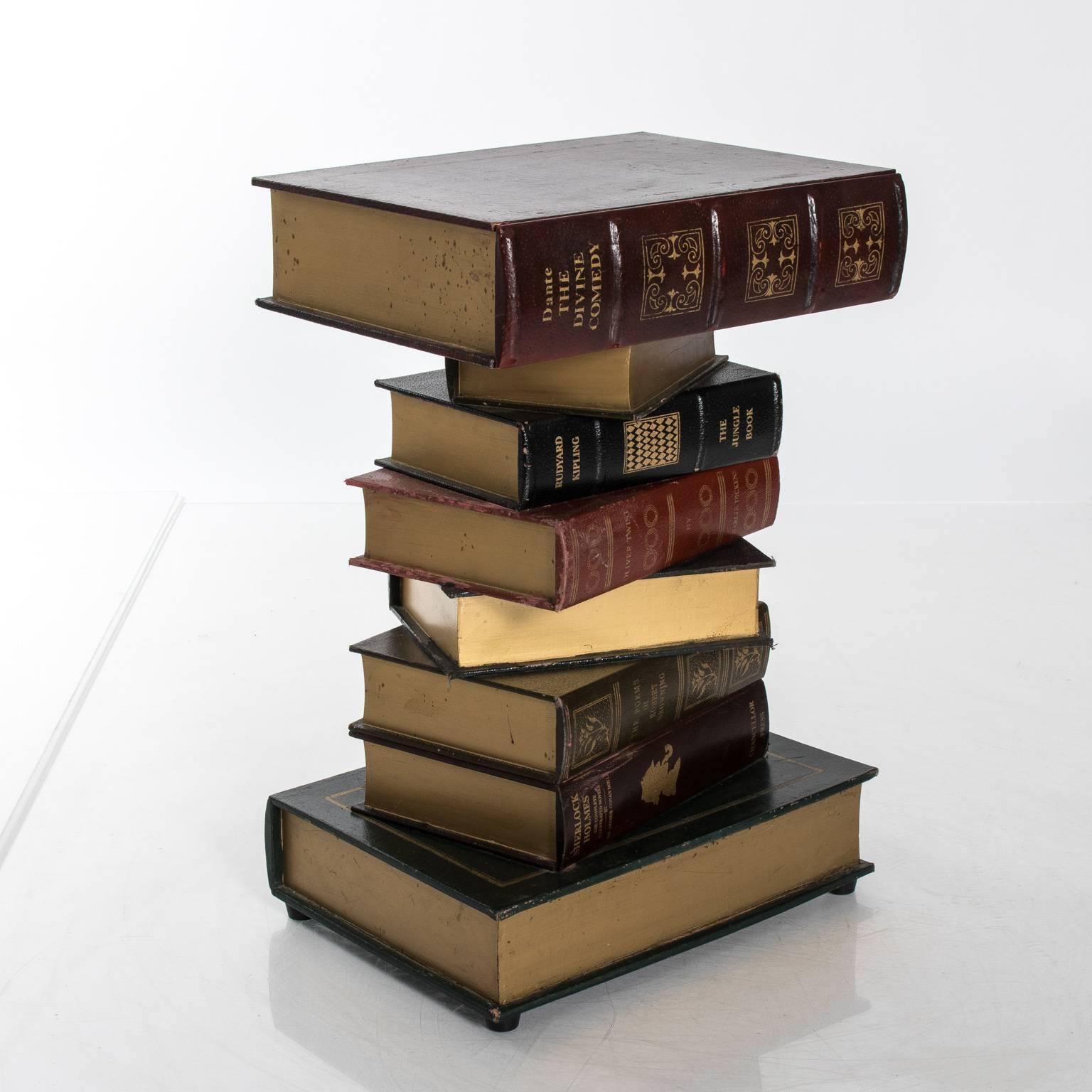 Gestapelter Büchertisch im Zustand „Gut“ in Stamford, CT