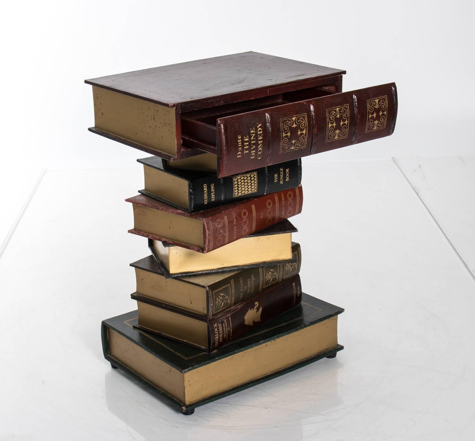 Gestapelter Büchertisch (20. Jahrhundert)